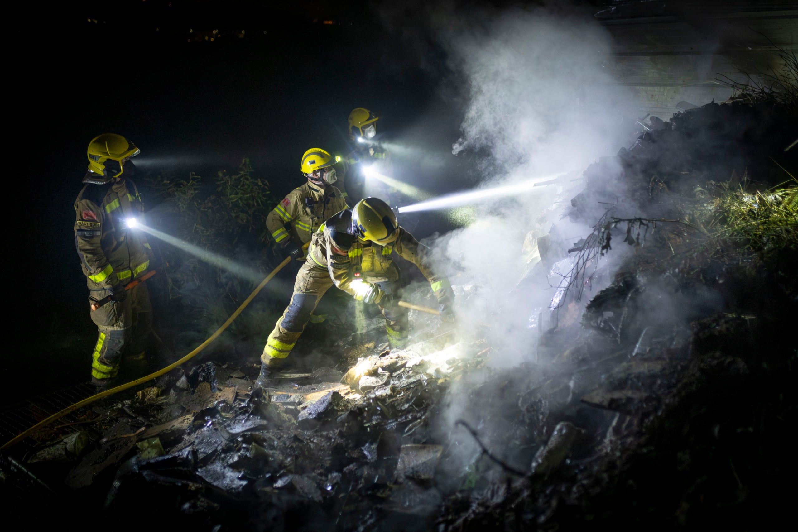 Els serveis d’emergència han actuat aquest dissabte de matinada en un incendi a la zona d’horts de Can Boada. Dotacions dels Bombers i Policia Municipal s’han desplaçat passada la mitjanit en aquesta zona propera al bosc. Les flames s’han iniciat en un brancal que tenia molta brossa i deixalles acumulades, una espècie d’abocador il·legal, situat entre barraques. Finalment, l’àrea afectada ha estat de 30 metres de llarg per 7 metres d’amplada. El foc s’ha pogut extingir i Bombers ha procedit a remoure el material. Passades les dues de la matinada s’ha donat el servei per finalitzat. 