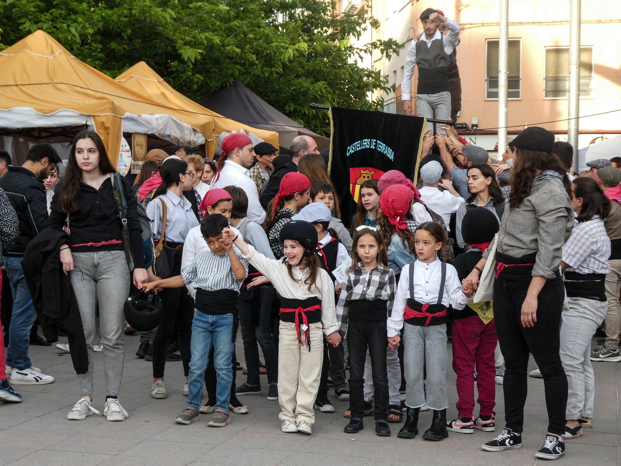 La tarda de dissabte ens ha transportat fins a tres grans places. La primera, al Casino, on hem pogut gaudir de música i fer un passeig relaxant pels jardins. Després, a Cal Reig ens esperava l’actuació dels Minyons de Terrassa, que han portat castells de 9. I més tard, a la plaça dels Progrés, hem pogut vibrar amb els castells modernistes dels Castellers de Terrassa 