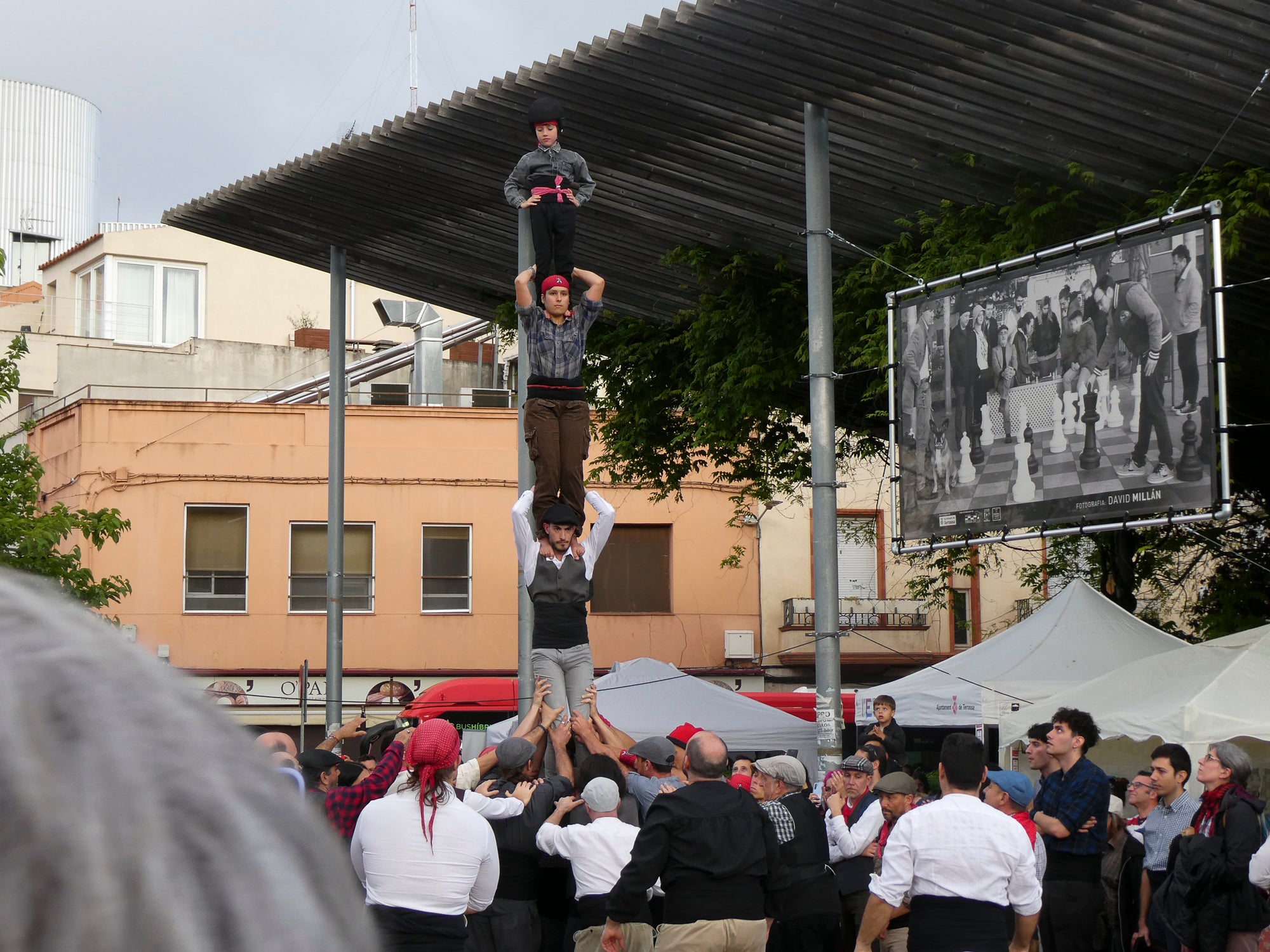 La tarda de dissabte ens ha transportat fins a tres grans places. La primera, al Casino, on hem pogut gaudir de música i fer un passeig relaxant pels jardins. Després, a Cal Reig ens esperava l’actuació dels Minyons de Terrassa, que han portat castells de 9. I més tard, a la plaça dels Progrés, hem pogut vibrar amb els castells modernistes dels Castellers de Terrassa 