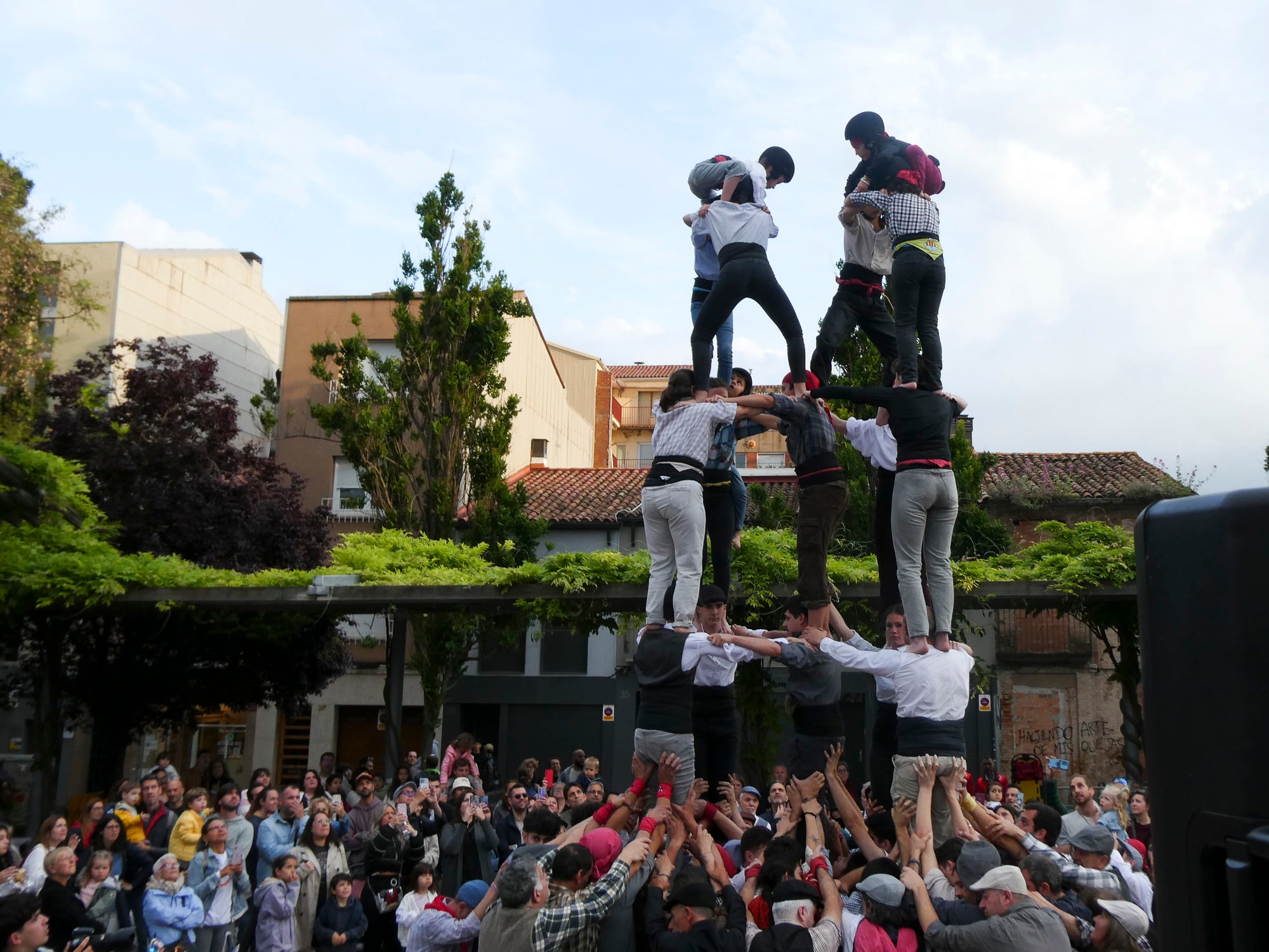 La tarda de dissabte ens ha transportat fins a tres grans places. La primera, al Casino, on hem pogut gaudir de música i fer un passeig relaxant pels jardins. Després, a Cal Reig ens esperava l’actuació dels Minyons de Terrassa, que han portat castells de 9. I més tard, a la plaça dels Progrés, hem pogut vibrar amb els castells modernistes dels Castellers de Terrassa 