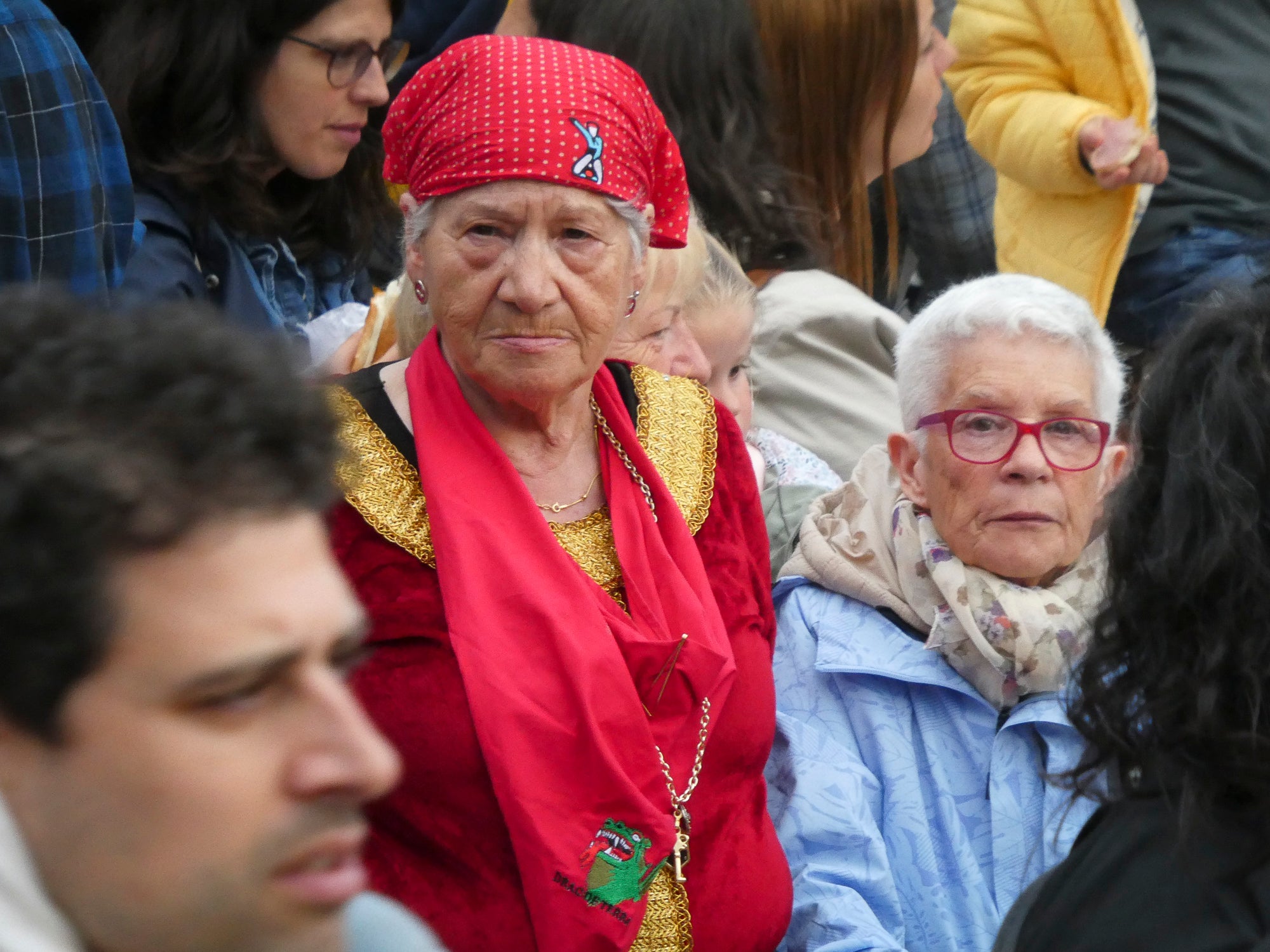 La tarda de dissabte ens ha transportat fins a tres grans places. La primera, al Casino, on hem pogut gaudir de música i fer un passeig relaxant pels jardins. Després, a Cal Reig ens esperava l’actuació dels Minyons de Terrassa, que han portat castells de 9. I més tard, a la plaça dels Progrés, hem pogut vibrar amb els castells modernistes dels Castellers de Terrassa 