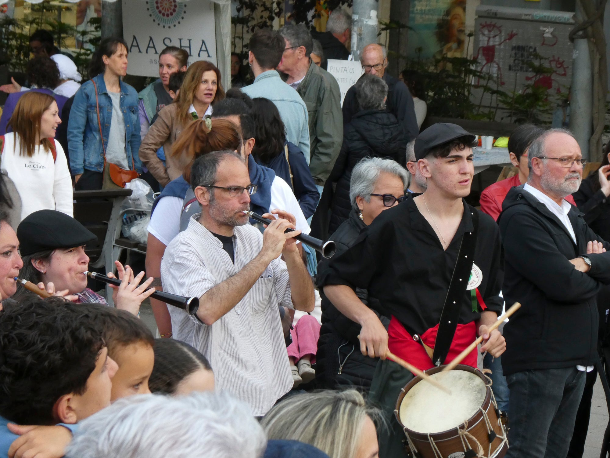 La tarda de dissabte ens ha transportat fins a tres grans places. La primera, al Casino, on hem pogut gaudir de música i fer un passeig relaxant pels jardins. Després, a Cal Reig ens esperava l’actuació dels Minyons de Terrassa, que han portat castells de 9. I més tard, a la plaça dels Progrés, hem pogut vibrar amb els castells modernistes dels Castellers de Terrassa 