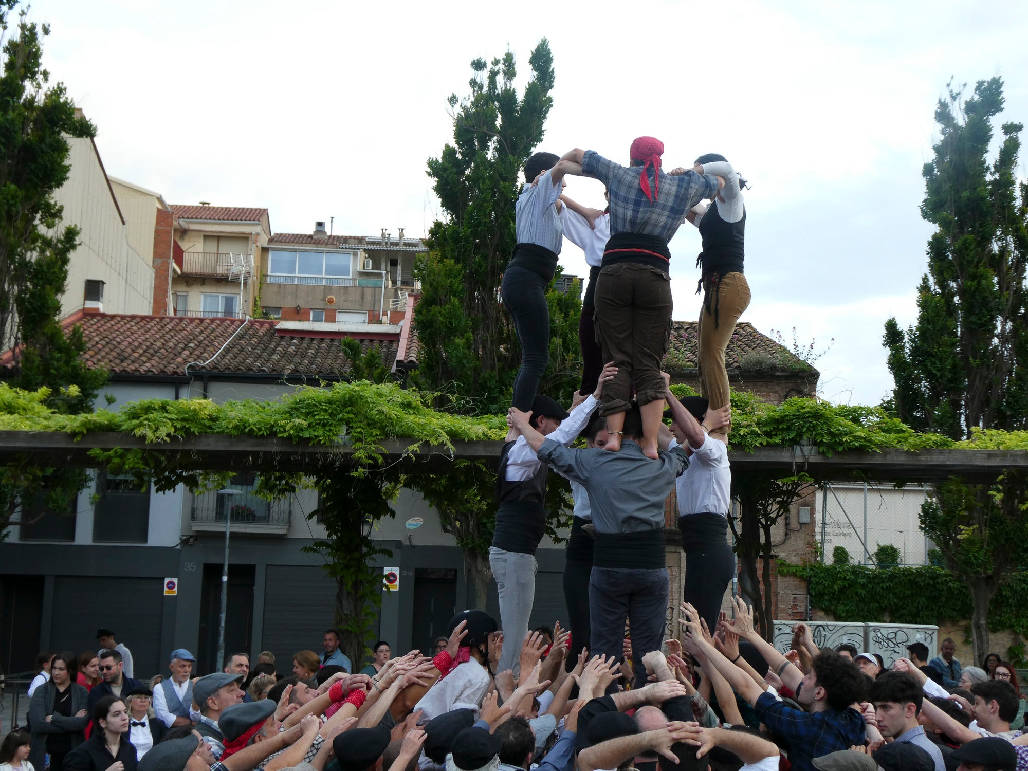 La tarda de dissabte ens ha transportat fins a tres grans places. La primera, al Casino, on hem pogut gaudir de música i fer un passeig relaxant pels jardins. Després, a Cal Reig ens esperava l’actuació dels Minyons de Terrassa, que han portat castells de 9. I més tard, a la plaça dels Progrés, hem pogut vibrar amb els castells modernistes dels Castellers de Terrassa 