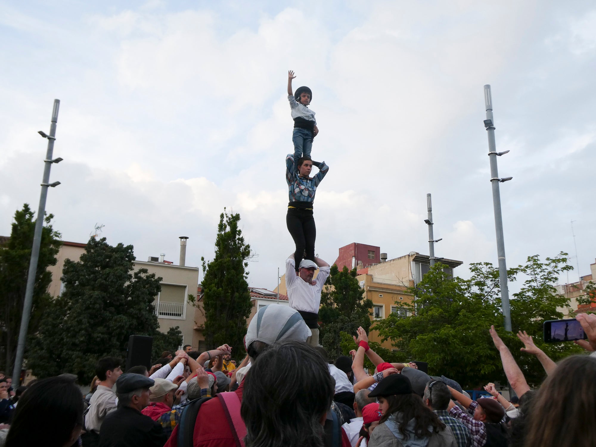La tarda de dissabte ens ha transportat fins a tres grans places. La primera, al Casino, on hem pogut gaudir de música i fer un passeig relaxant pels jardins. Després, a Cal Reig ens esperava l’actuació dels Minyons de Terrassa, que han portat castells de 9. I més tard, a la plaça dels Progrés, hem pogut vibrar amb els castells modernistes dels Castellers de Terrassa 