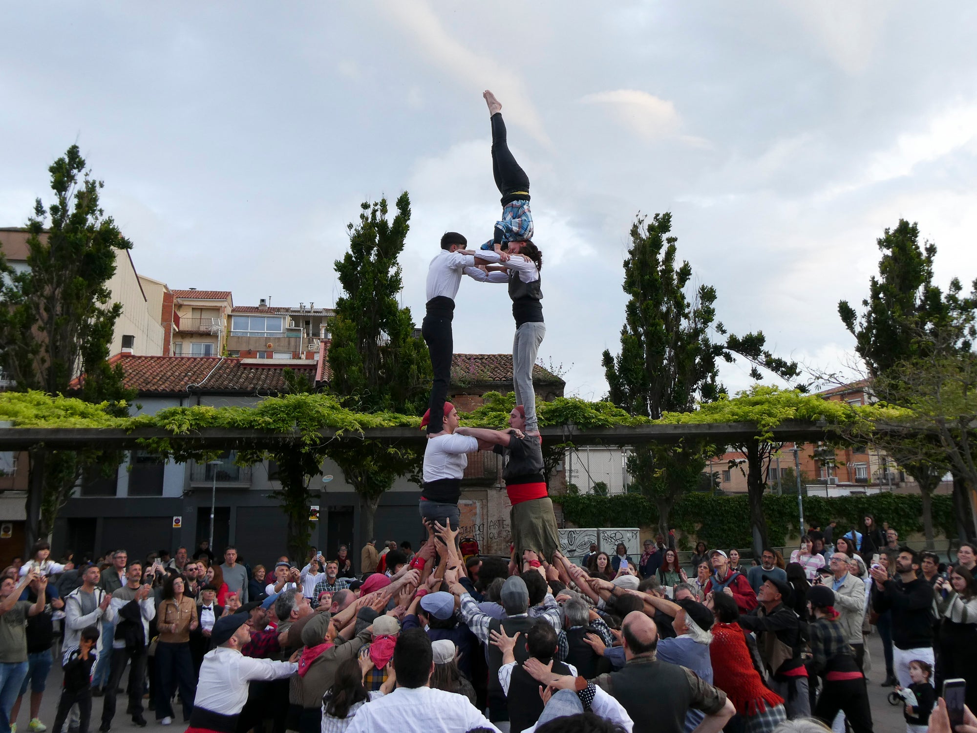 La tarda de dissabte ens ha transportat fins a tres grans places. La primera, al Casino, on hem pogut gaudir de música i fer un passeig relaxant pels jardins. Després, a Cal Reig ens esperava l’actuació dels Minyons de Terrassa, que han portat castells de 9. I més tard, a la plaça dels Progrés, hem pogut vibrar amb els castells modernistes dels Castellers de Terrassa 