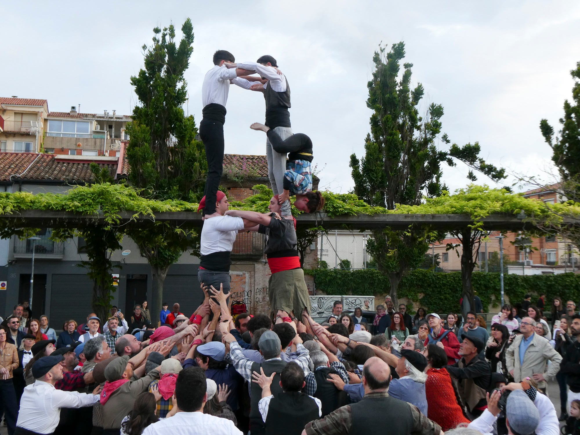 La tarda de dissabte ens ha transportat fins a tres grans places. La primera, al Casino, on hem pogut gaudir de música i fer un passeig relaxant pels jardins. Després, a Cal Reig ens esperava l’actuació dels Minyons de Terrassa, que han portat castells de 9. I més tard, a la plaça dels Progrés, hem pogut vibrar amb els castells modernistes dels Castellers de Terrassa 