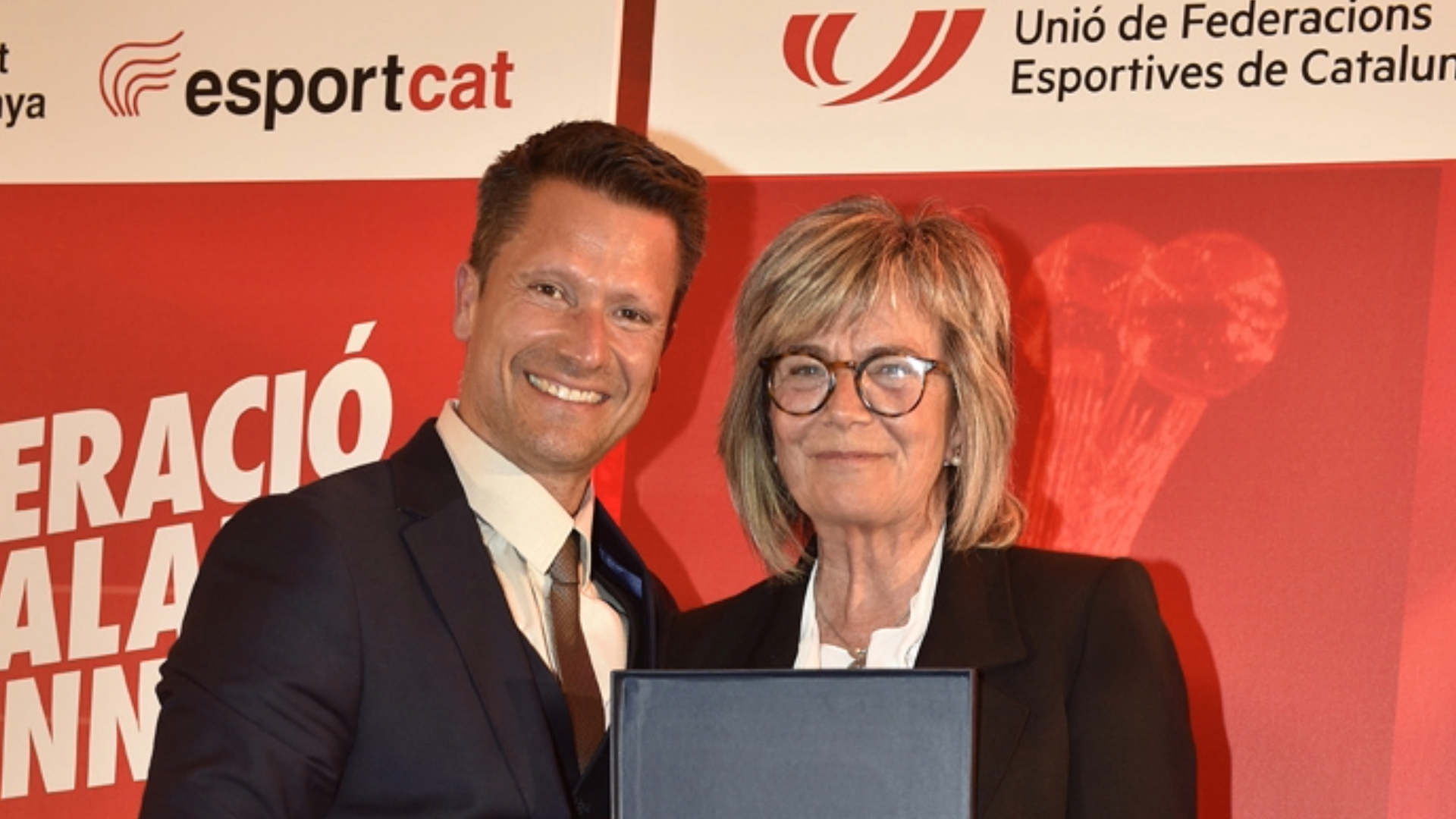 Lidia Martí, presidenta del CD Terrassa Hockey, recibe el premio del presidente de la Federación Catalana de Tenis