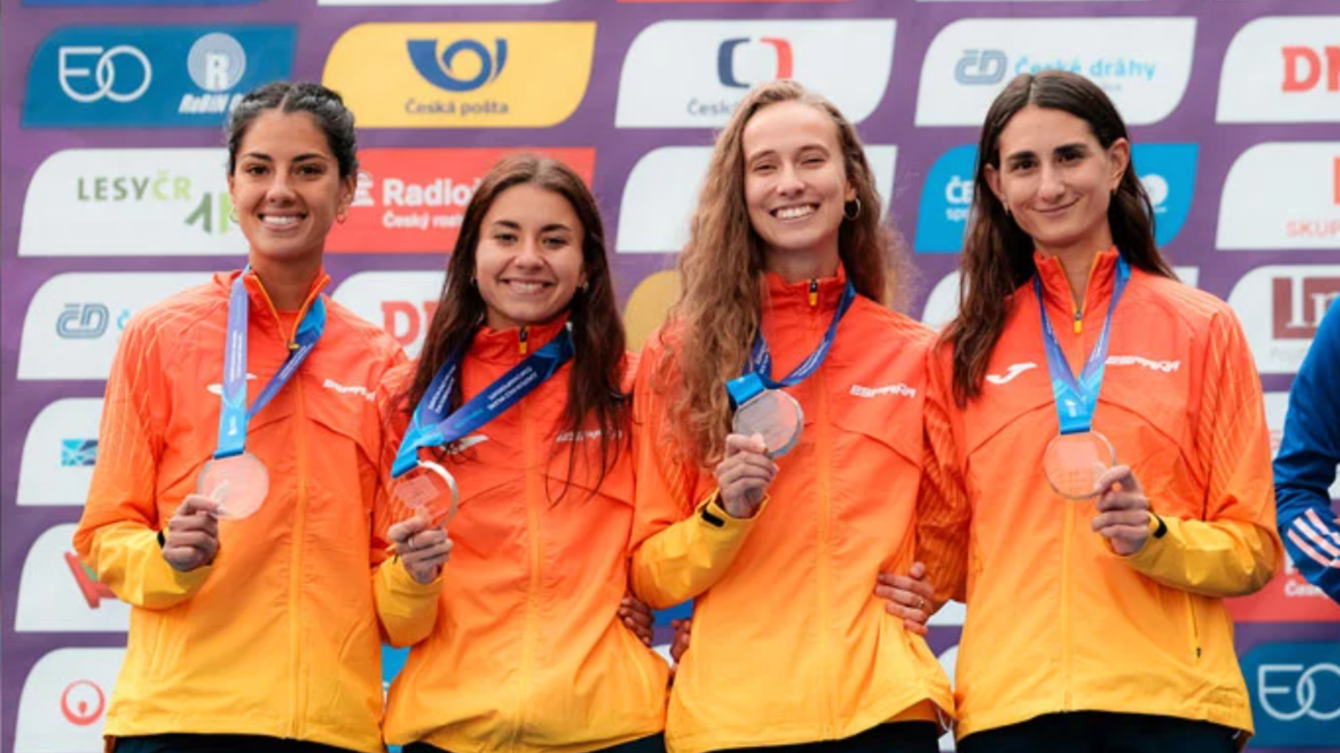 Paula Juárez, a la derecha, plata por equipos en el Europeo de marcha / RFEA