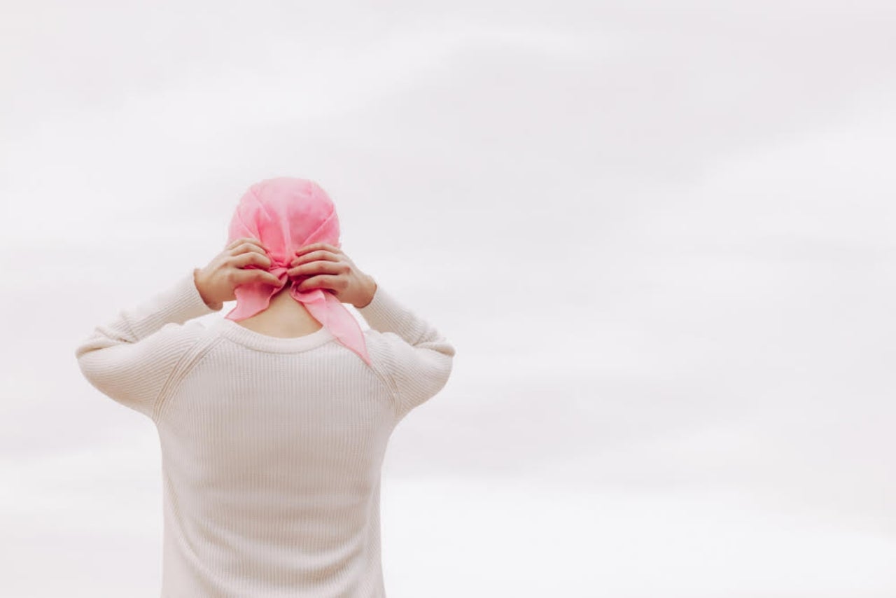 Una dona jove amb el mocador de color rosa, símbol del càncer de mama | Cedida pel Col·lectiu Ronda