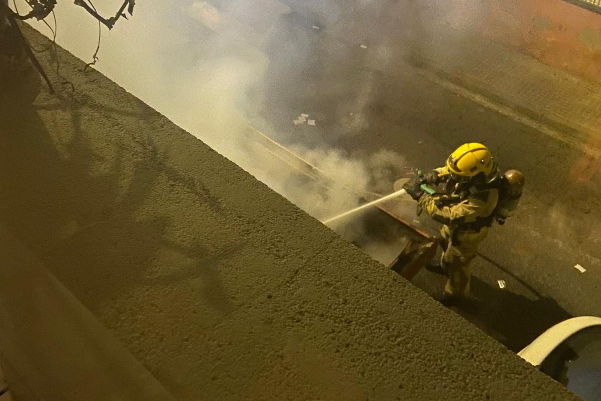 Crema un contenidor d'obra al carrer de la llibertat de Terrassa | Cedides