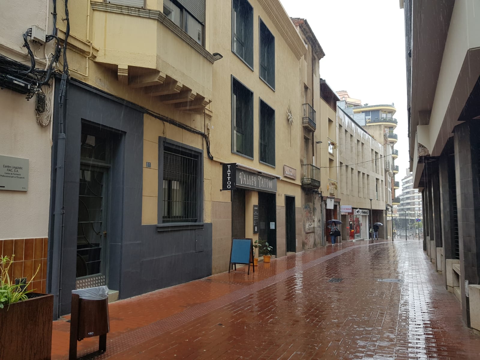 Un cotxe impacte contra un edifici al carrer del Vall de Terrassa | Lluïsa Tarrida
