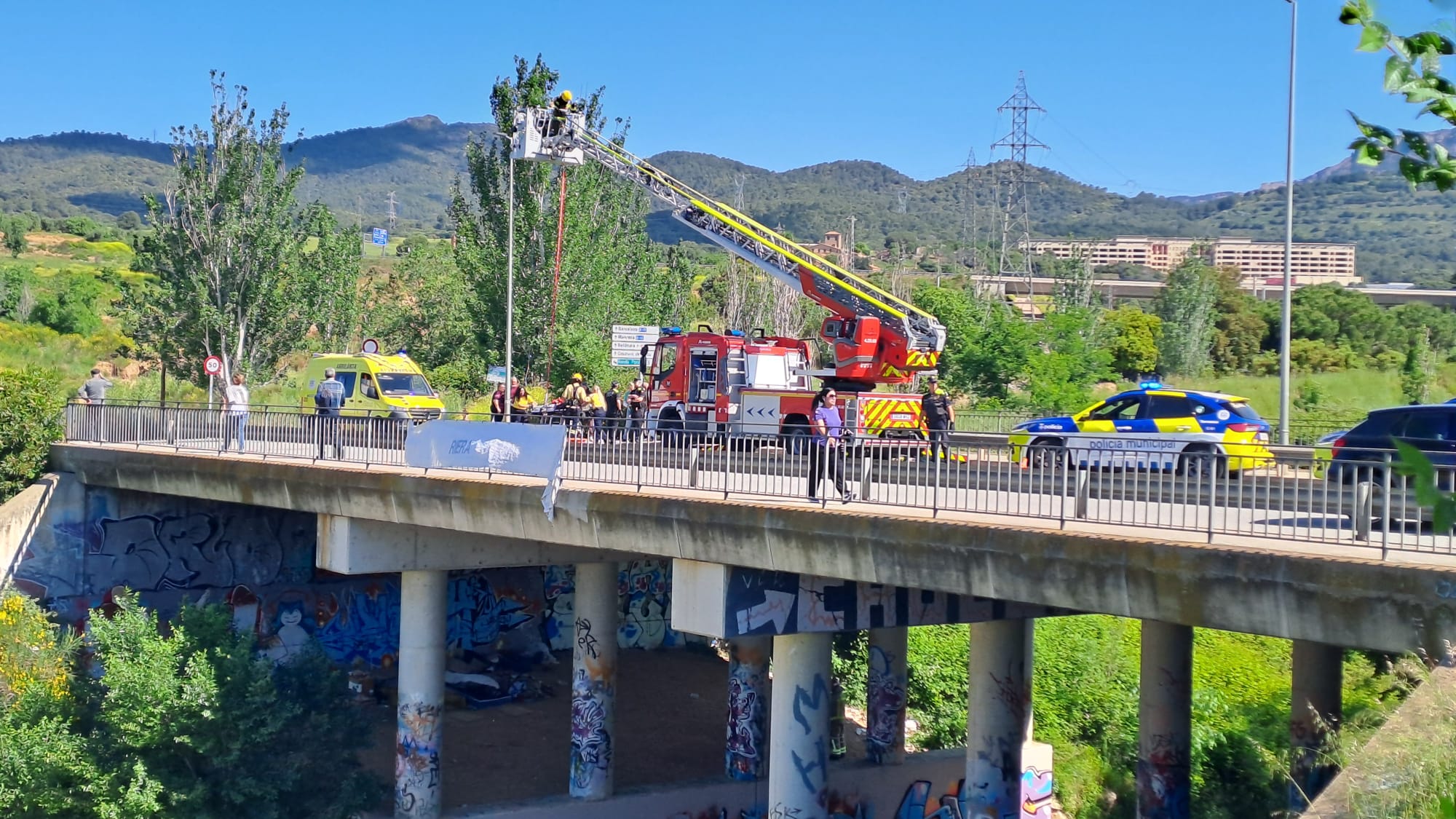 Evacuen amb autoescala una persona que necessitava assistència mèdica | Oriol Manrique