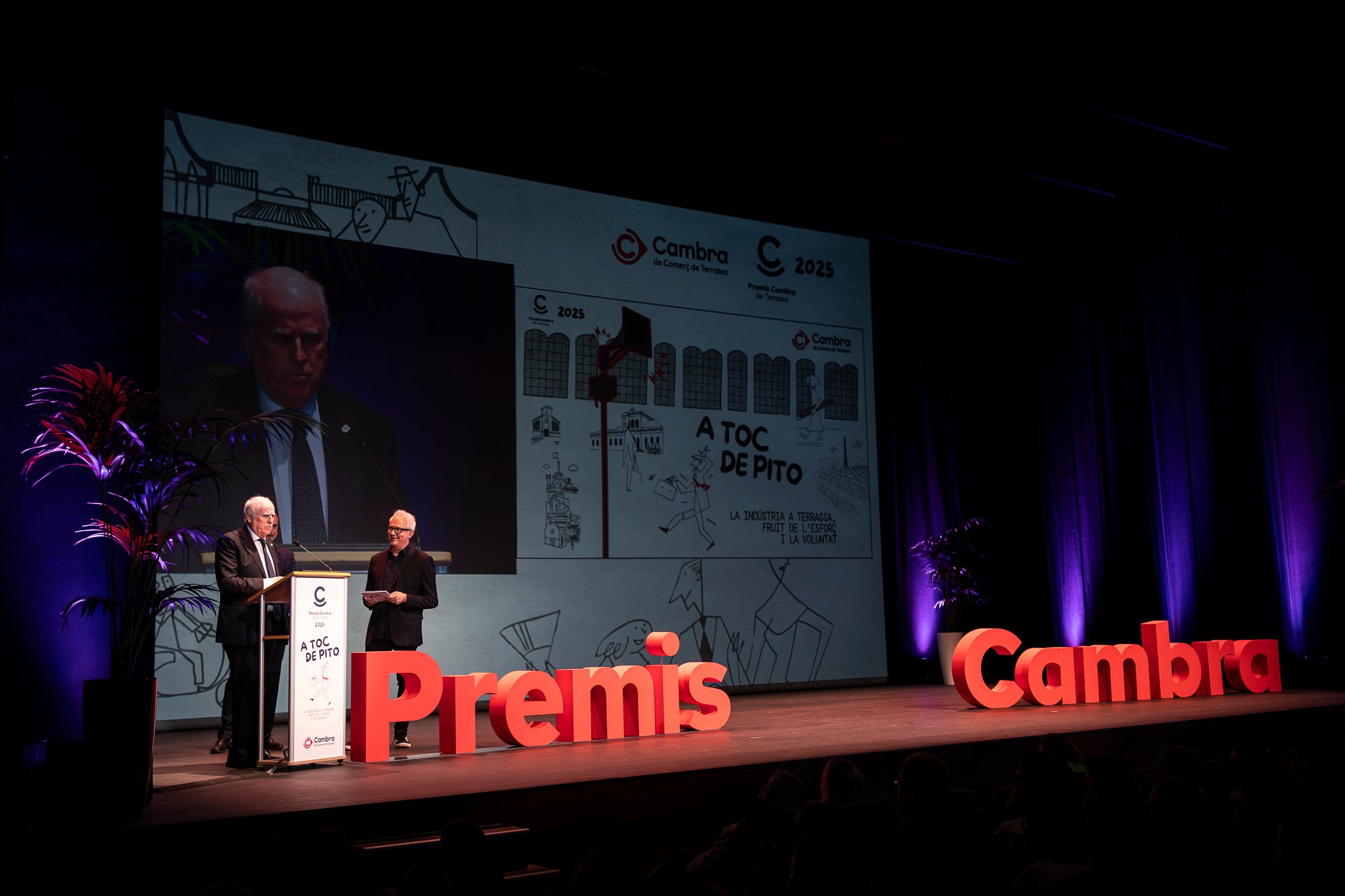 L'acte d'entrega dels Premis Cambra 2025 al Teatre Principal de Terrassa, amb el parlament del president de l'entitat, Ramon Talamàs | Mireia Comas