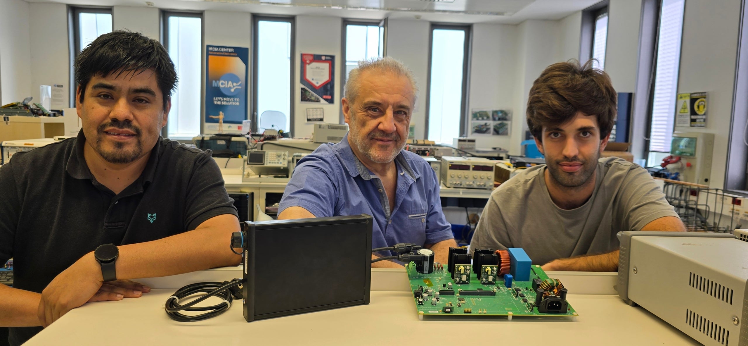 D'esquerra a dreta, els investigadors del grup MCIA de la UPC a Terrassa Alejandro Paredes Camacho, Luis Romeral Martínez i Lluis Carbó Moreno, amb el prototip d'inversor fotovoltaic | UPC
