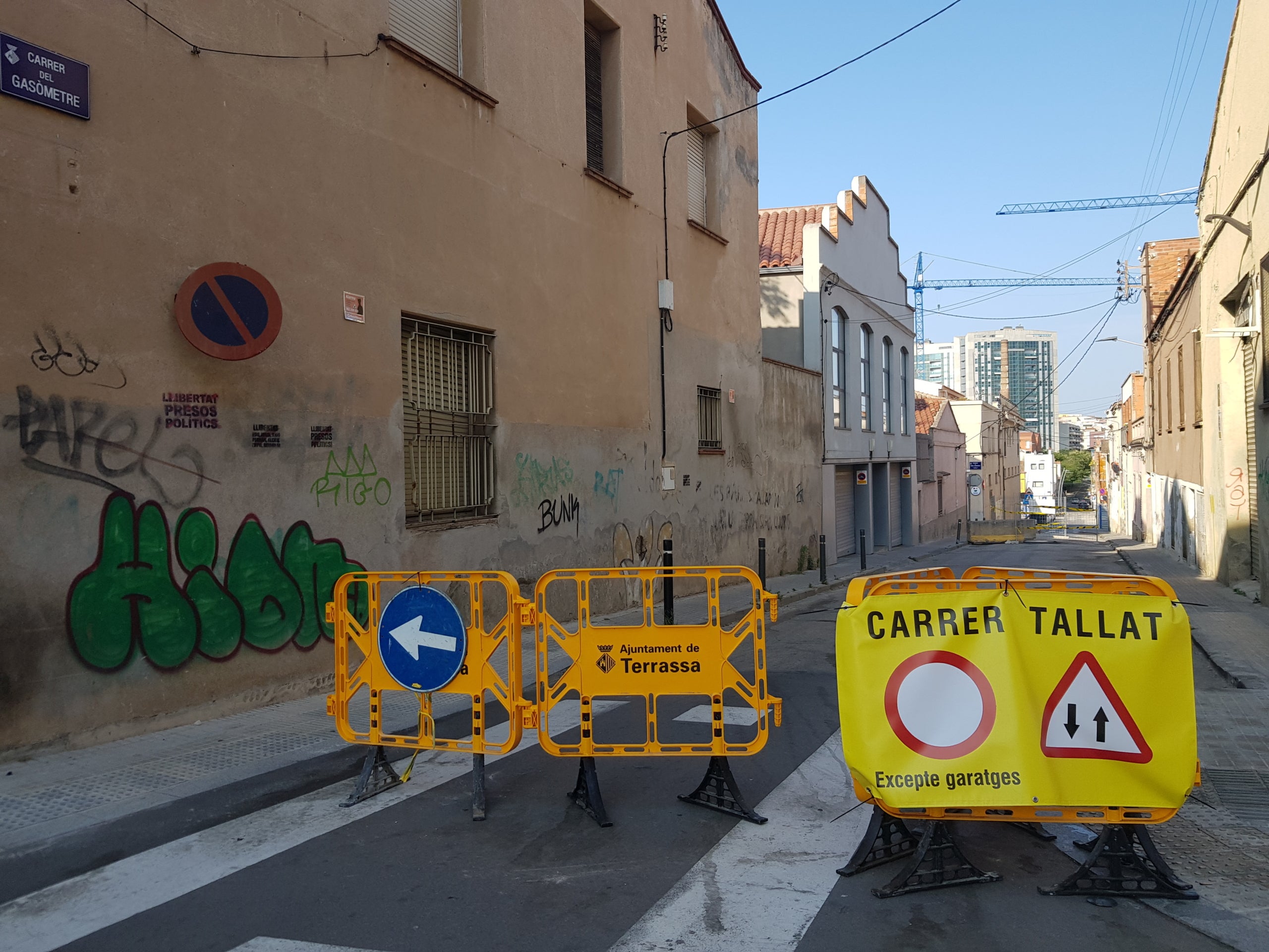 La calle Gasòmetre está cerrada al tráfico por las grietas aparecidas | Lluïsa Tarrida