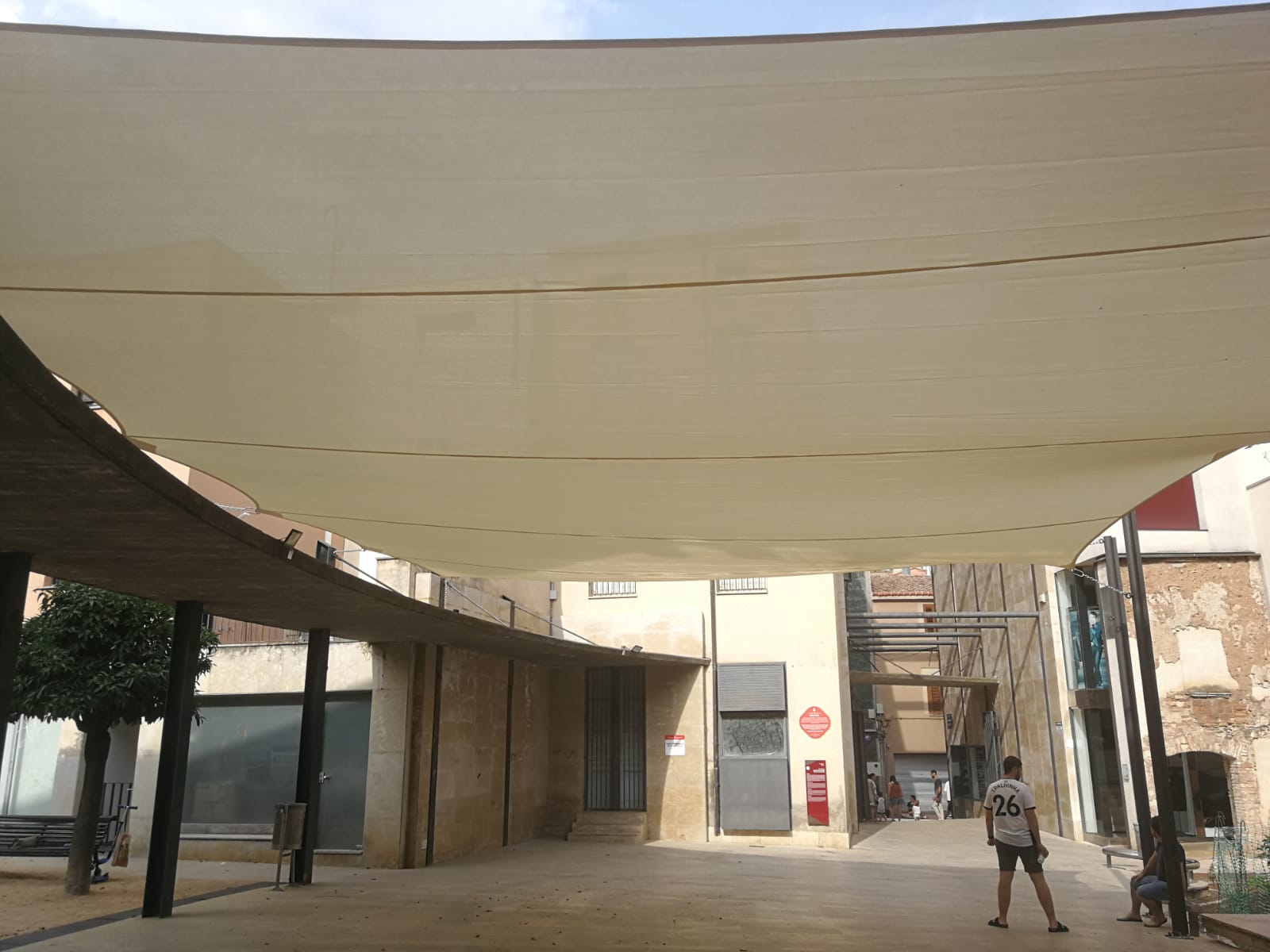 Tendals per lluitar contra la calor, a la plaça de la Torre del Palau | F.T.