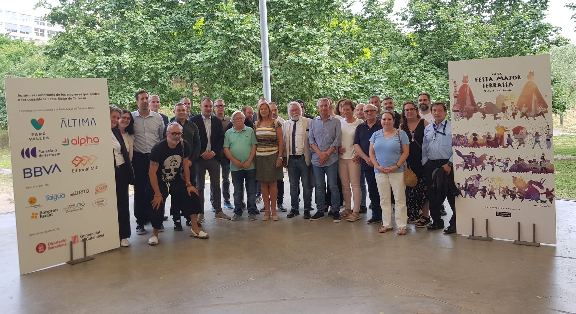 Foto de família de patrocinadors i representants d'entitats participants a la Festa Major de Terrassa | Lluïsa Tarrida