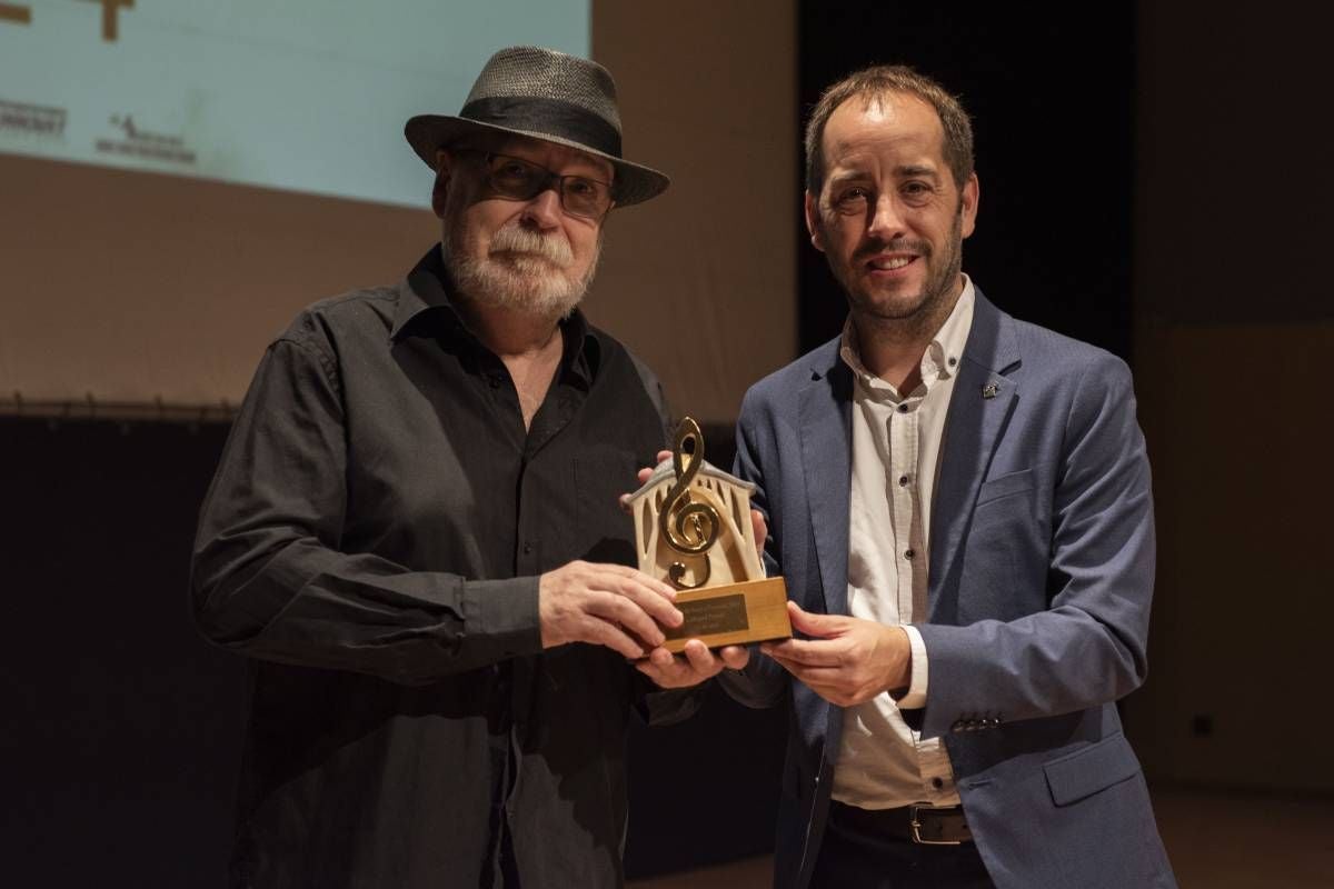 Miquel Pujadó ha rebut el guardó de Músic de l'Any de mans de Xavier Cardona | Aj. Terrassa