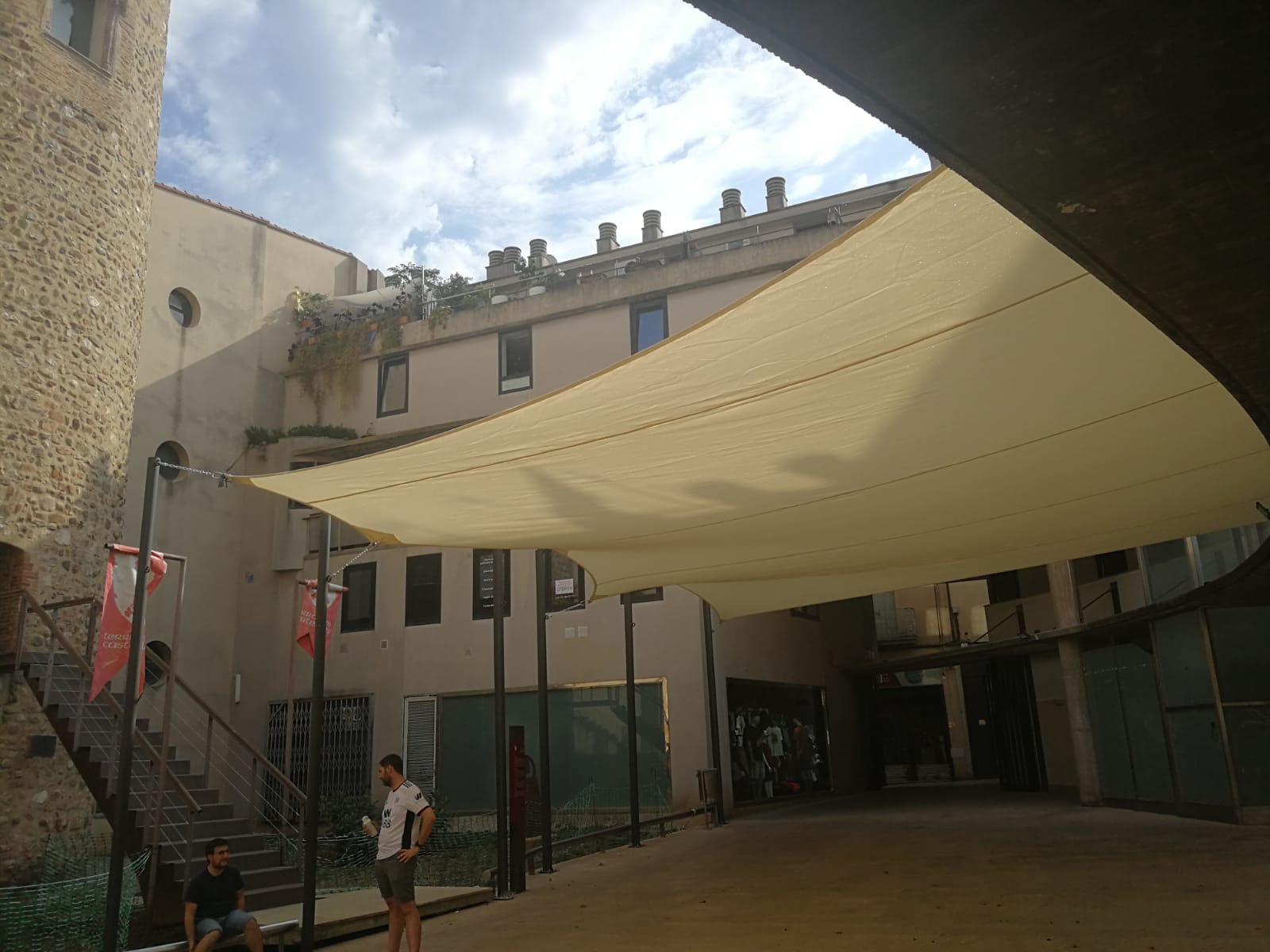 Els tendals de la plaça Torre del Palau s'han hagut de retirar | Lluïsa Tarrida