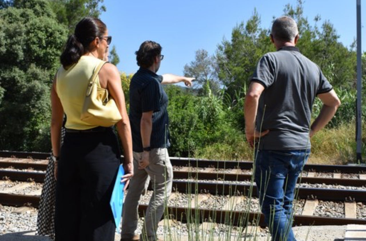 Tècnics d'Adif i de l'Ajuntament de Viladecavalls inspeccionen les vies del ferrocarril | Aj. Viladecavalls