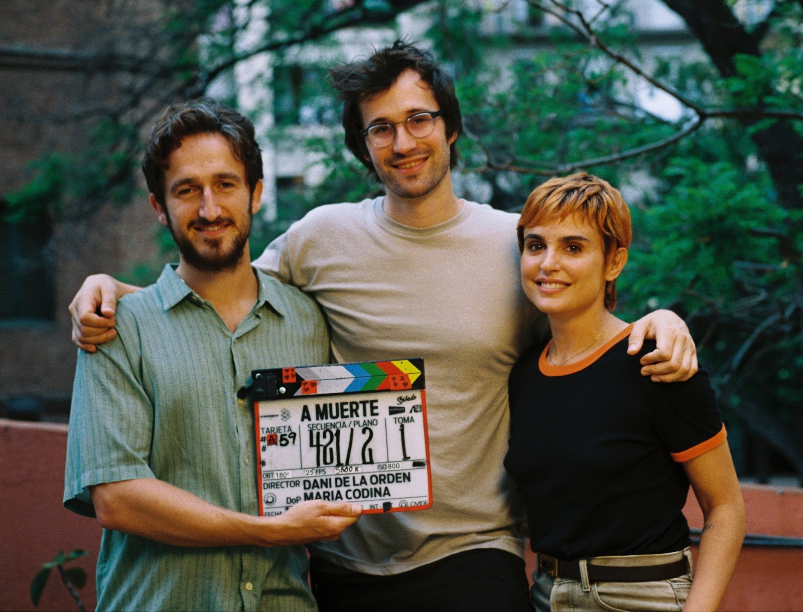 Dani de la Orden amb els dos protagonistes de la sèrie 'A muerte' | Atresplayer