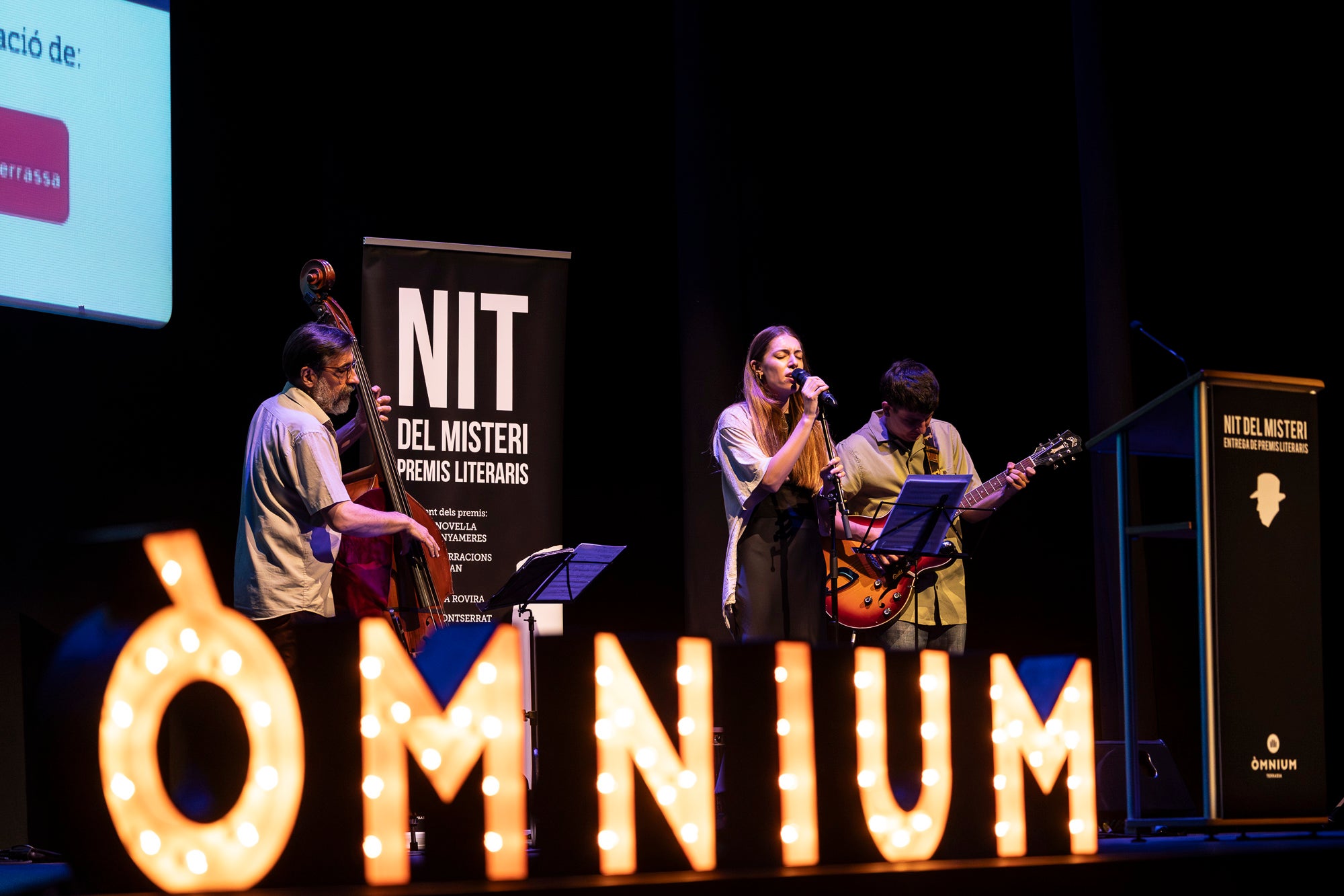 La celebració de La Nit del Misteri 2025, amb els premis literaris d'Òmnium Terrassa | Mireia Comas