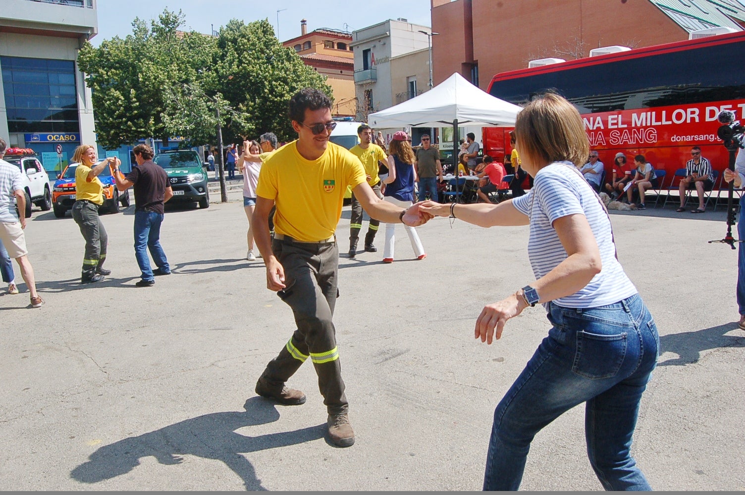 Aquest dissabte, 7 de juny, l'Agrupació de Defensa Forestal de Terrassa ha organitzat una nova campanya de donació de sang al Parc dels Catalans, al costat de l'estació d'FGC de Terrassa Rambla. Durant tot el matí, la zona s'ha omplert de festa amb tallers, exposicions de vehicles d'intervenció i les actuacions dels Diables de Ca n'Aurell i els Diables de Terrassa | Ramón Navarro
