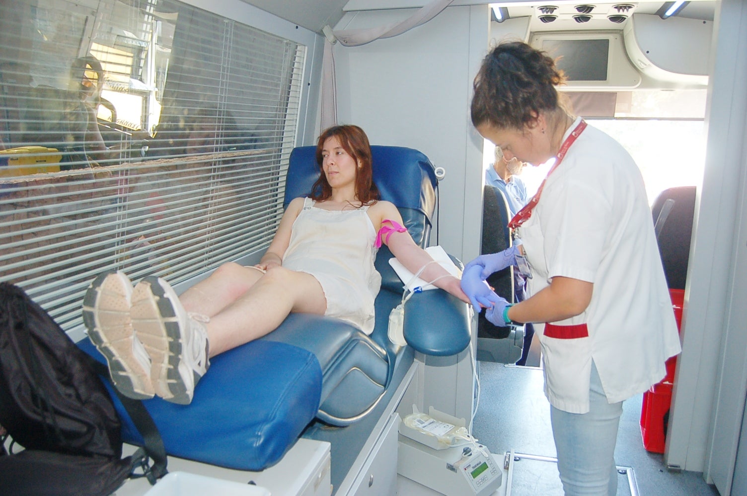 Aquest dissabte, 7 de juny, l'Agrupació de Defensa Forestal de Terrassa ha organitzat una nova campanya de donació de sang al Parc dels Catalans, al costat de l'estació d'FGC de Terrassa Rambla. Durant tot el matí, la zona s'ha omplert de festa amb tallers, exposicions de vehicles d'intervenció i les actuacions dels Diables de Ca n'Aurell i els Diables de Terrassa | Ramón Navarro