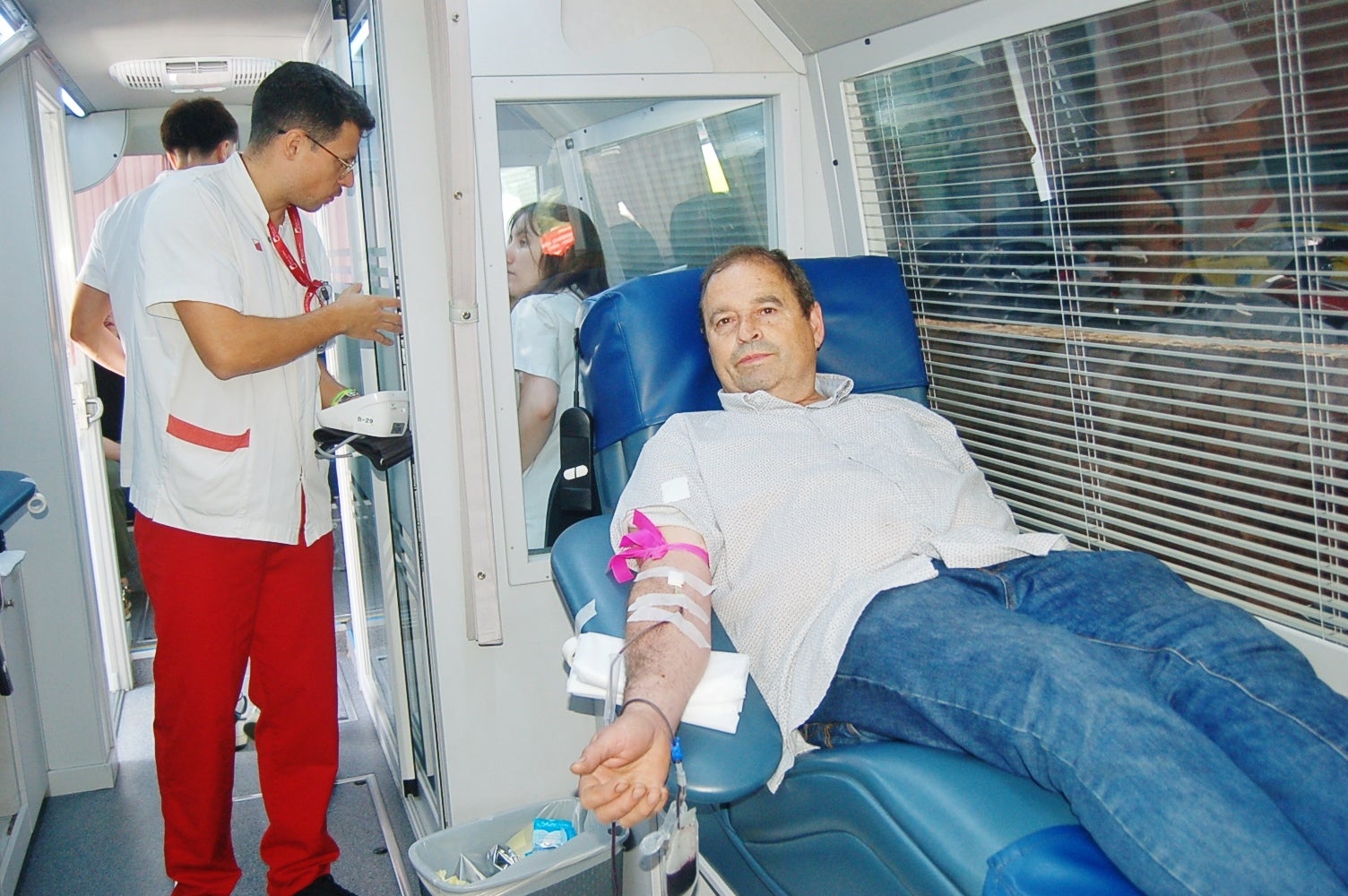 Aquest dissabte, 7 de juny, l'Agrupació de Defensa Forestal de Terrassa ha organitzat una nova campanya de donació de sang al Parc dels Catalans, al costat de l'estació d'FGC de Terrassa Rambla. Durant tot el matí, la zona s'ha omplert de festa amb tallers, exposicions de vehicles d'intervenció i les actuacions dels Diables de Ca n'Aurell i els Diables de Terrassa | Ramón Navarro