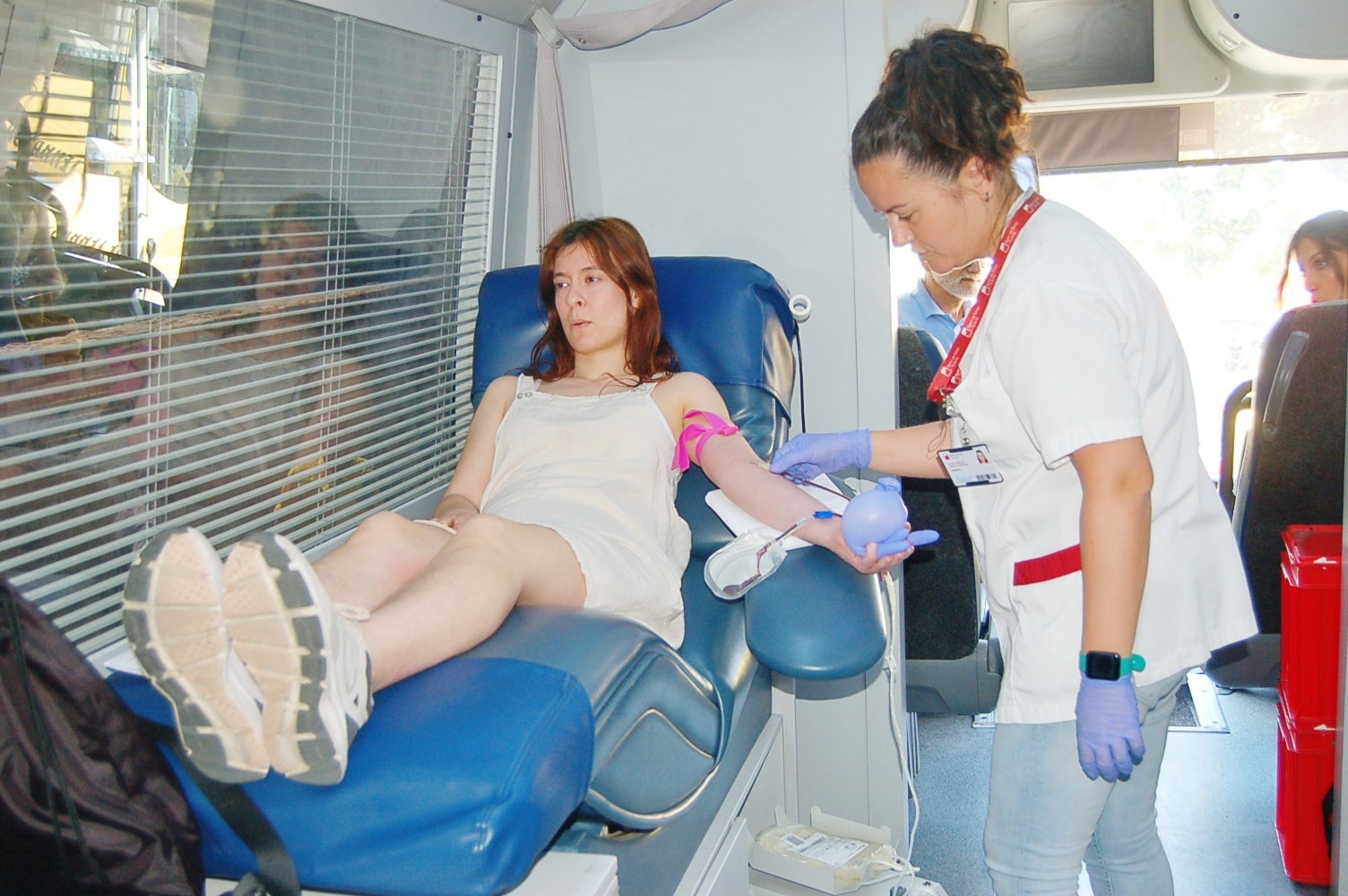 Aquest dissabte, 7 de juny, l'Agrupació de Defensa Forestal de Terrassa ha organitzat una nova campanya de donació de sang al Parc dels Catalans, al costat de l'estació d'FGC de Terrassa Rambla. Durant tot el matí, la zona s'ha omplert de festa amb tallers, exposicions de vehicles d'intervenció i les actuacions dels Diables de Ca n'Aurell i els Diables de Terrassa | Ramón Navarro