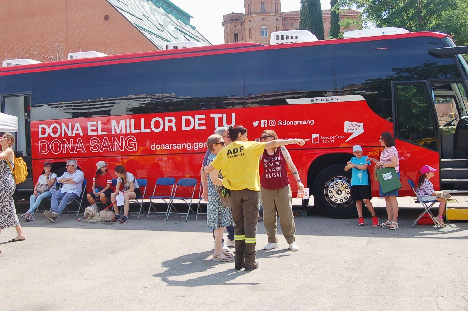 Aquest dissabte, 7 de juny, l'Agrupació de Defensa Forestal de Terrassa ha organitzat una nova campanya de donació de sang al Parc dels Catalans, al costat de l'estació d'FGC de Terrassa Rambla. Durant tot el matí, la zona s'ha omplert de festa amb tallers, exposicions de vehicles d'intervenció i les actuacions dels Diables de Ca n'Aurell i els Diables de Terrassa | Ramón Navarro