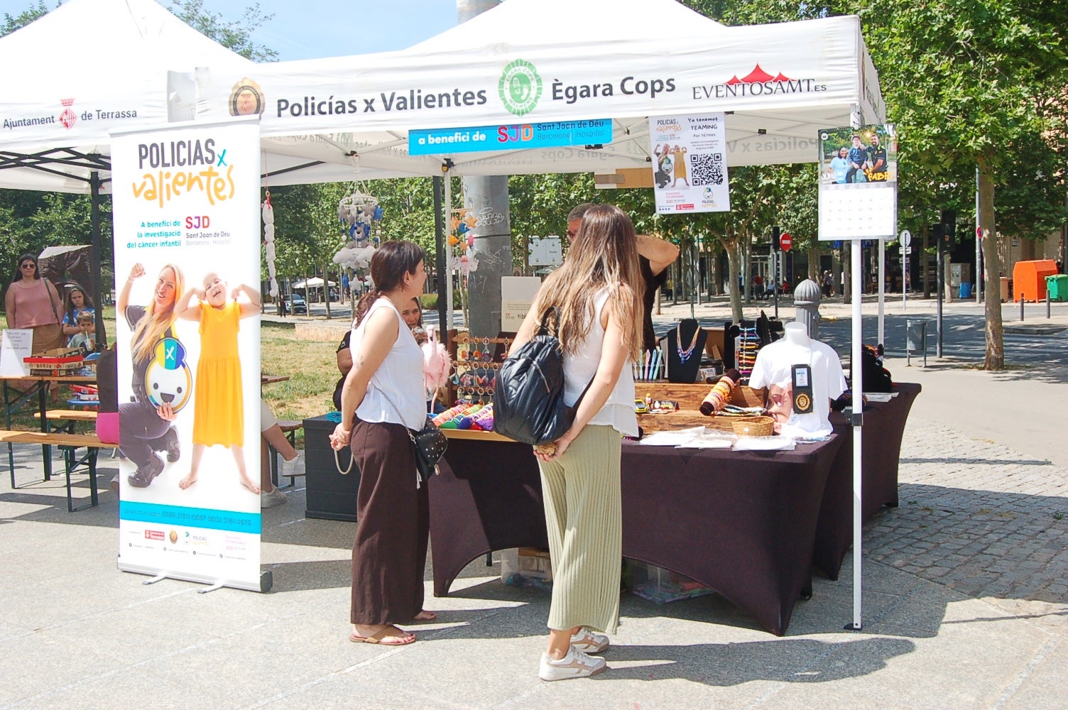 Aquest dissabte, 7 de juny, l'Agrupació de Defensa Forestal de Terrassa ha organitzat una nova campanya de donació de sang al Parc dels Catalans, al costat de l'estació d'FGC de Terrassa Rambla. Durant tot el matí, la zona s'ha omplert de festa amb tallers, exposicions de vehicles d'intervenció i les actuacions dels Diables de Ca n'Aurell i els Diables de Terrassa | Ramón Navarro