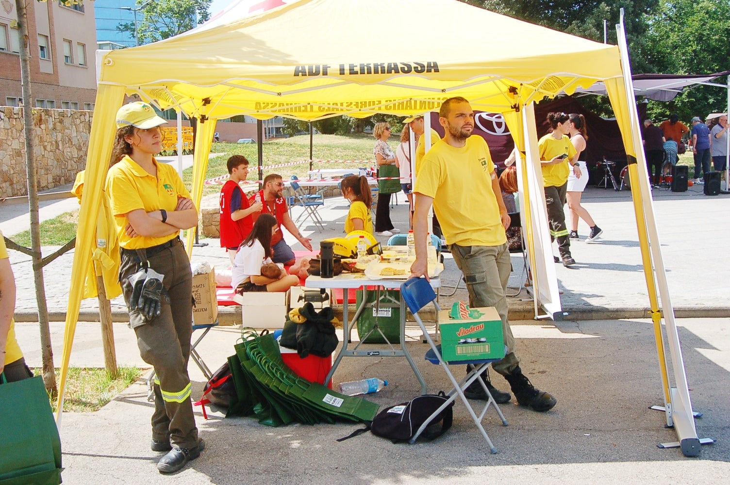 Aquest dissabte, 7 de juny, l'Agrupació de Defensa Forestal de Terrassa ha organitzat una nova campanya de donació de sang al Parc dels Catalans, al costat de l'estació d'FGC de Terrassa Rambla. Durant tot el matí, la zona s'ha omplert de festa amb tallers, exposicions de vehicles d'intervenció i les actuacions dels Diables de Ca n'Aurell i els Diables de Terrassa | Ramón Navarro