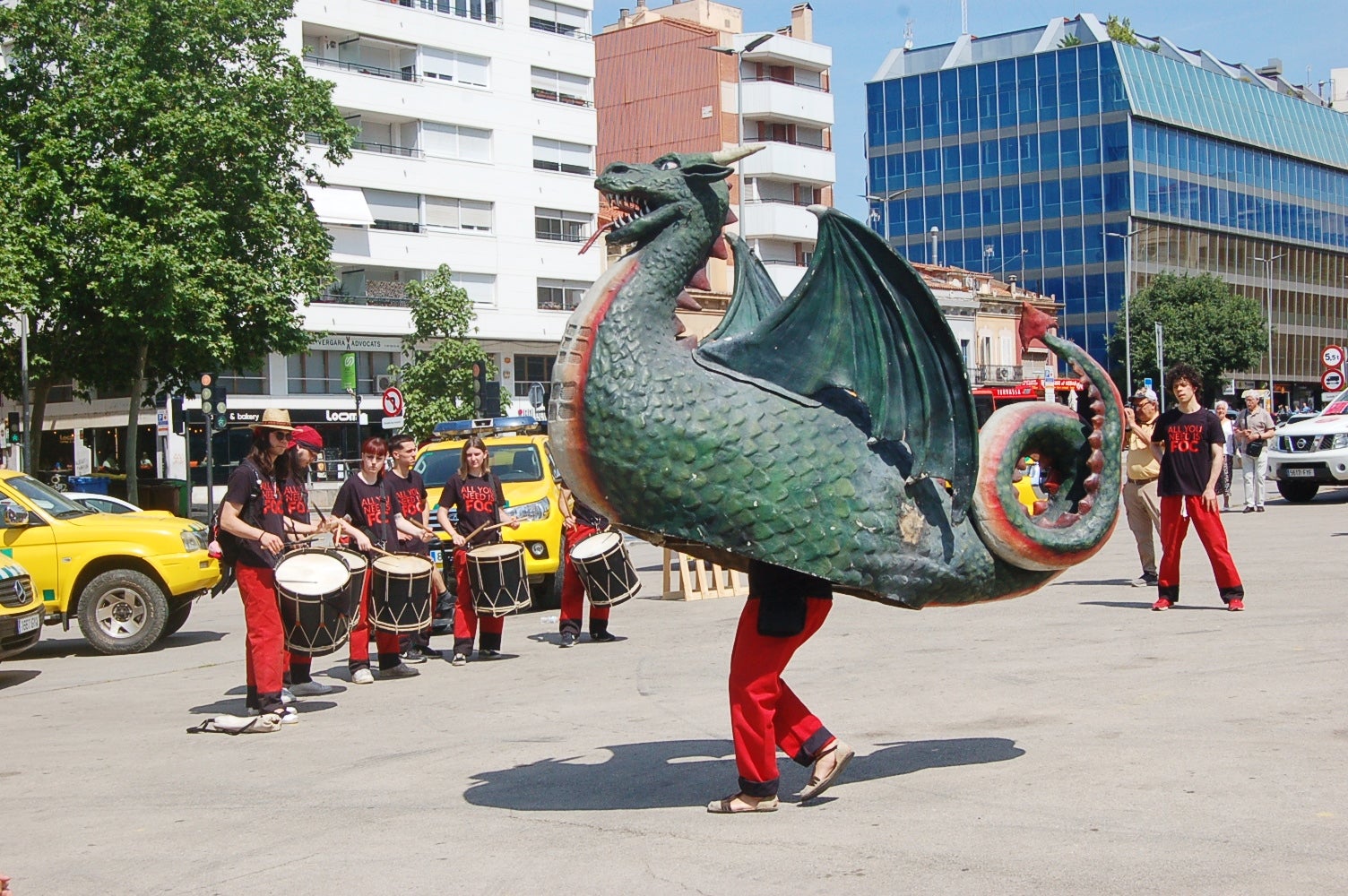 Aquest dissabte, 7 de juny, l'Agrupació de Defensa Forestal de Terrassa ha organitzat una nova campanya de donació de sang al Parc dels Catalans, al costat de l'estació d'FGC de Terrassa Rambla. Durant tot el matí, la zona s'ha omplert de festa amb tallers, exposicions de vehicles d'intervenció i les actuacions dels Diables de Ca n'Aurell i els Diables de Terrassa | Ramón Navarro