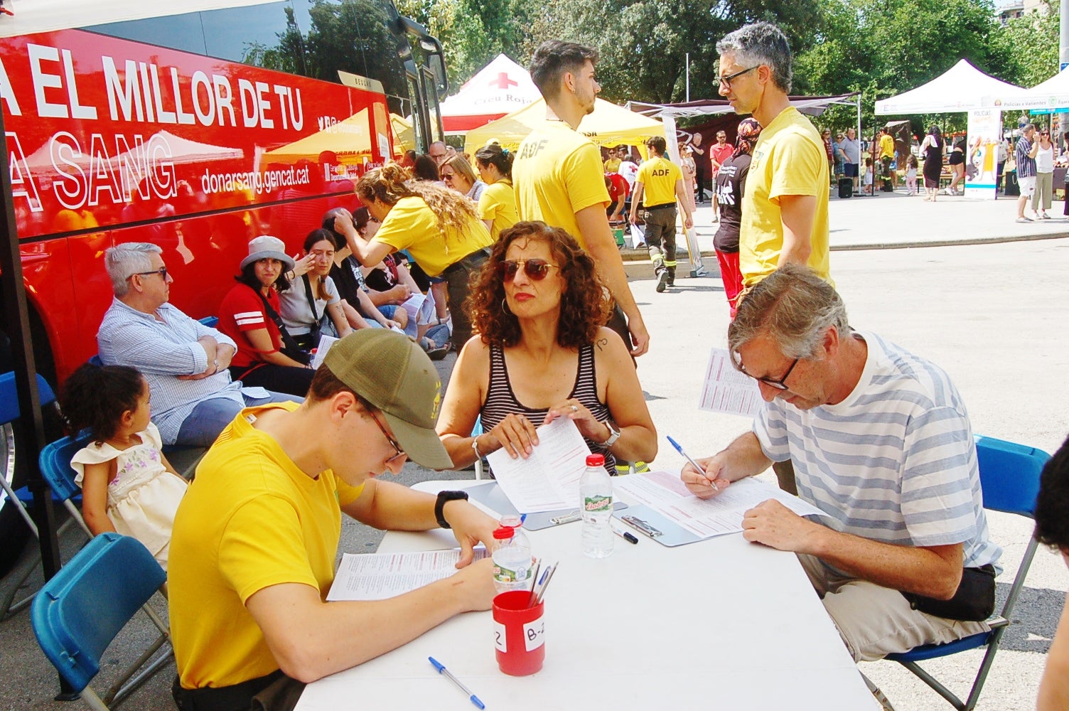 Aquest dissabte, 7 de juny, l'Agrupació de Defensa Forestal de Terrassa ha organitzat una nova campanya de donació de sang al Parc dels Catalans, al costat de l'estació d'FGC de Terrassa Rambla. Durant tot el matí, la zona s'ha omplert de festa amb tallers, exposicions de vehicles d'intervenció i les actuacions dels Diables de Ca n'Aurell i els Diables de Terrassa | Ramón Navarro