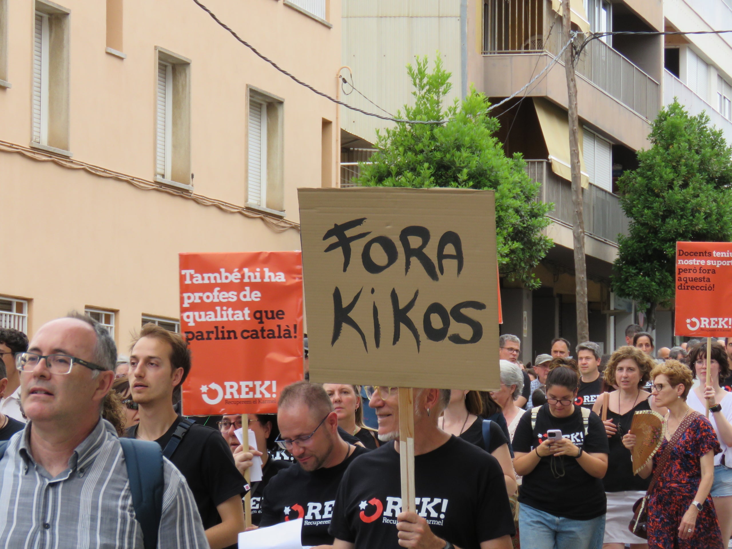 Un centenar de famílies del Col·legi Mare de Déu del Carme a Terrassa es van manifestar ahir per denunciar el 'gir ideològic' que el centre ha sofert recentment. La protesta va sortir a les 19:00 hores del carrer de Voluntaris Olímpics, just davant de l'edifici de secundària del Karmel, i va finalitzar a la Plaça Vella, des d'on la plataforma 'Recuperem el Karmel' (REK) va llegir un manifest | Oriol Manrique