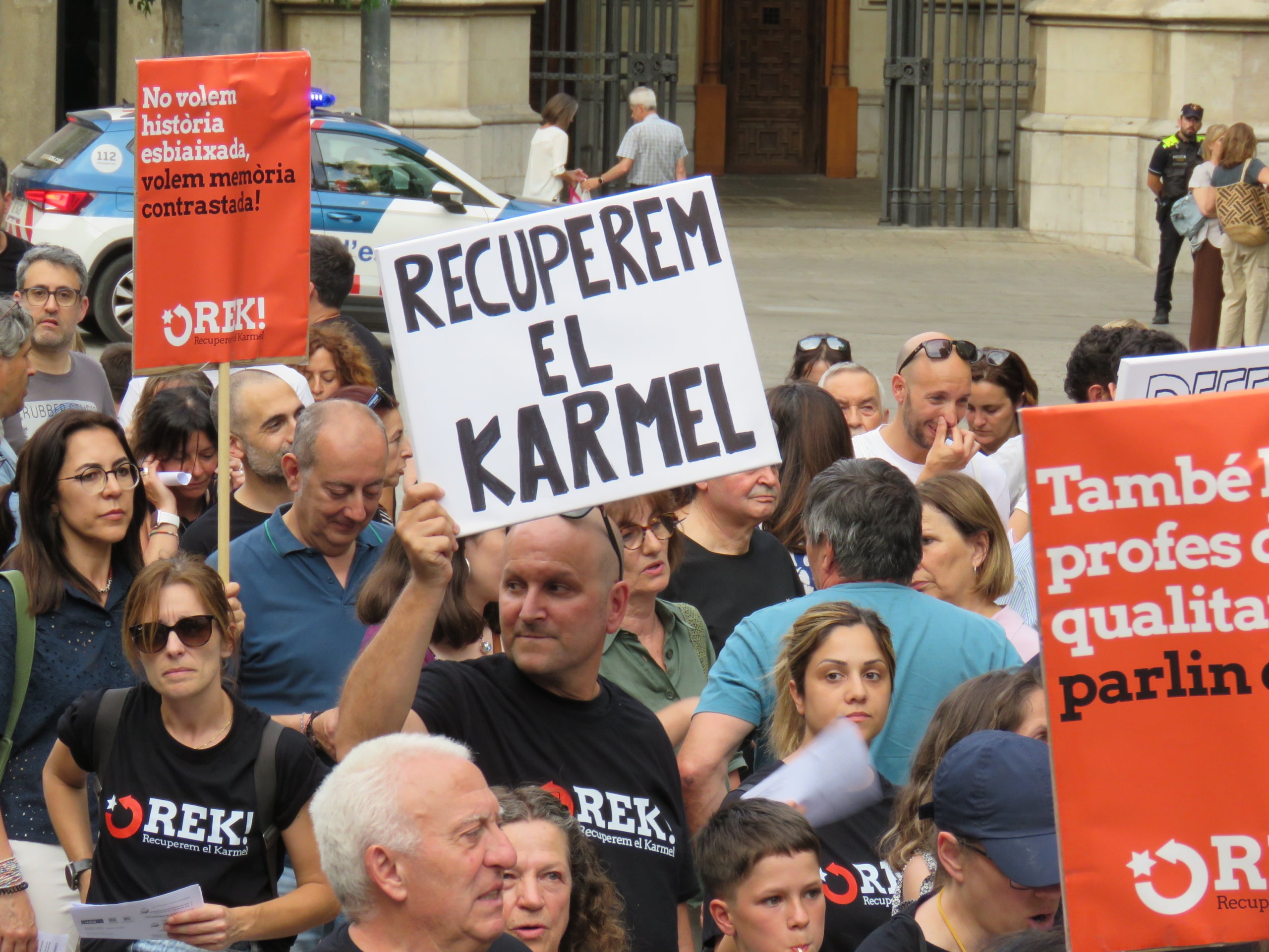 Un centenar de famílies del Col·legi Mare de Déu del Carme a Terrassa es van manifestar per denunciar el 'gir ideològic' que el centre ha sofert recentment | Oriol Manrique