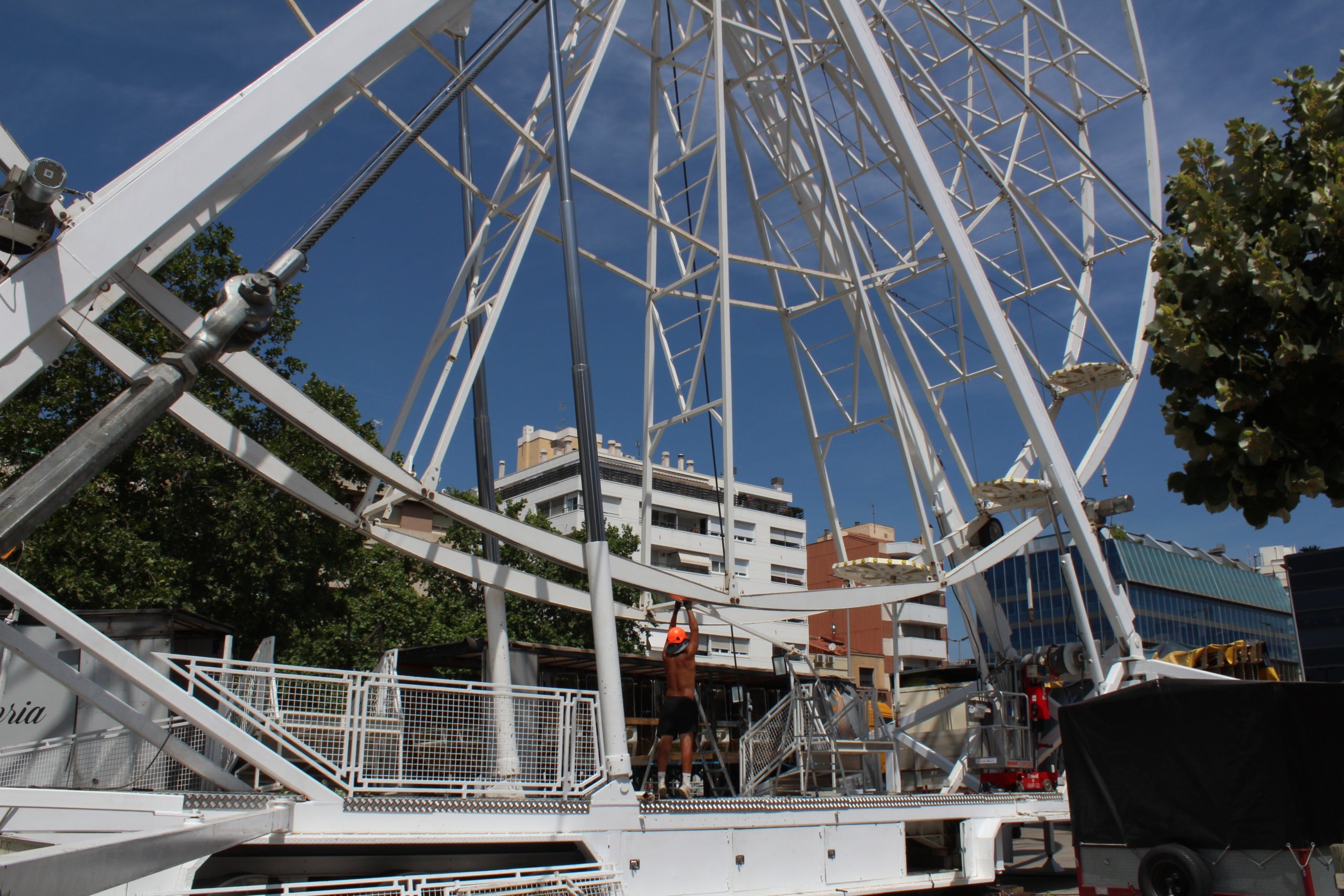 La noria ya se encuentra instalada en el Parc dels Catalans, comenzará a funcionar este viernes día 20 y estará hasta el día 8 de julio | Lucía Rivera