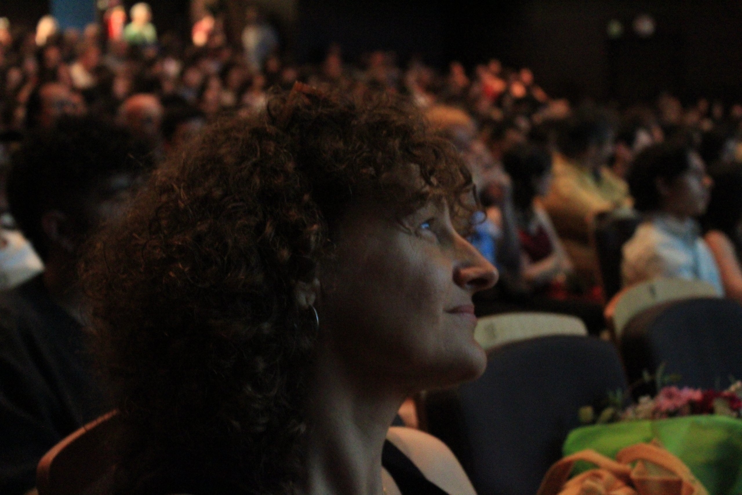 El Teatre Principal ha acollit l'acte de graduació de l'alumnat que finalitza els estudis de màster a l'ESCAC. L'acte va comptar amb la presència destacada de l'alcalde de Terrassa, Jordi Ballart, el cap d'estudis, Jaume Macià; el coordinador del màster; l'actor Christian Checa; i el padrí de la promoció, Juan Sebastián Vasquez | Lucía Rivera