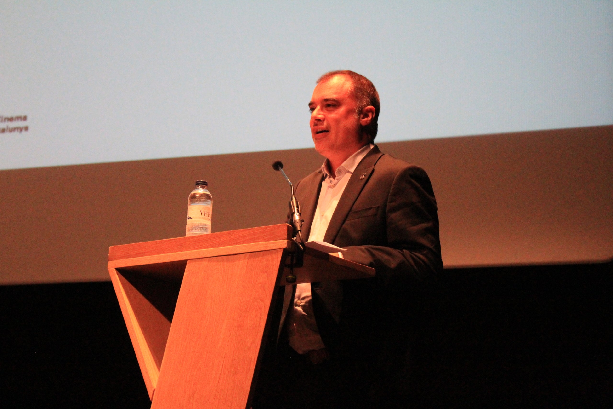 El Teatre Principal ha acollit l'acte de graduació de l'alumnat que finalitza els estudis de màster a l'ESCAC. L'acte va comptar amb la presència destacada de l'alcalde de Terrassa, Jordi Ballart, el cap d'estudis, Jaume Macià; el coordinador del màster; l'actor Christian Checa; i el padrí de la promoció, Juan Sebastián Vasquez | Lucía Rivera