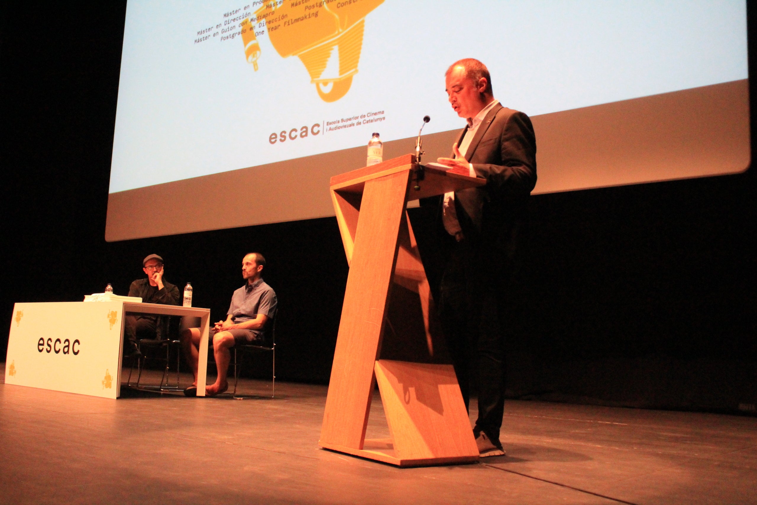 El Teatre Principal ha acollit l'acte de graduació de l'alumnat que finalitza els estudis de màster a l'ESCAC. L'acte va comptar amb la presència destacada de l'alcalde de Terrassa, Jordi Ballart, el cap d'estudis, Jaume Macià; el coordinador del màster; l'actor Christian Checa; i el padrí de la promoció, Juan Sebastián Vasquez | Lucía Rivera