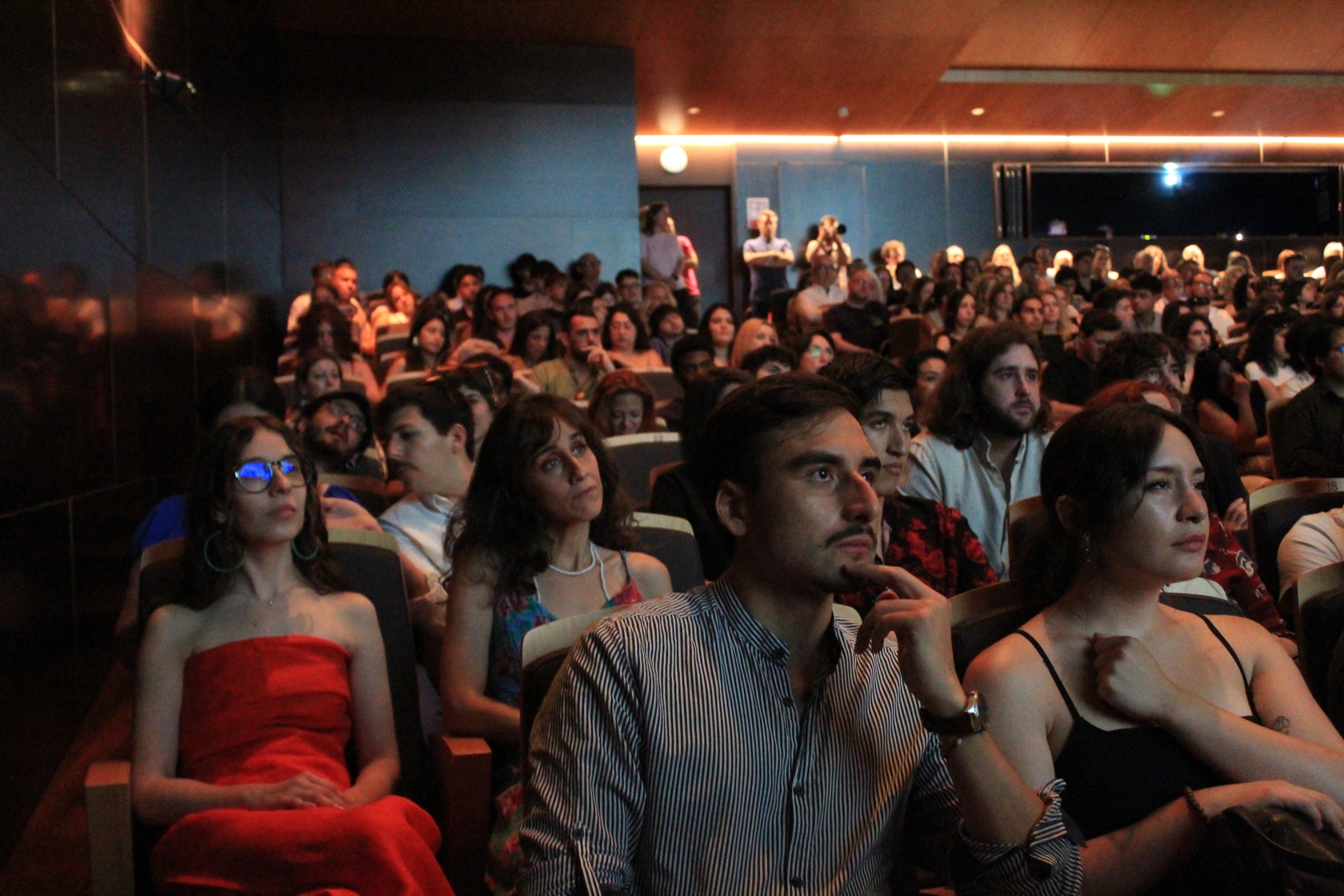 El Teatre Principal ha acollit l'acte de graduació de l'alumnat que finalitza els estudis de màster a l'ESCAC. L'acte va comptar amb la presència destacada de l'alcalde de Terrassa, Jordi Ballart, el cap d'estudis, Jaume Macià; el coordinador del màster; l'actor Christian Checa; i el padrí de la promoció, Juan Sebastián Vasquez | Lucía Rivera
