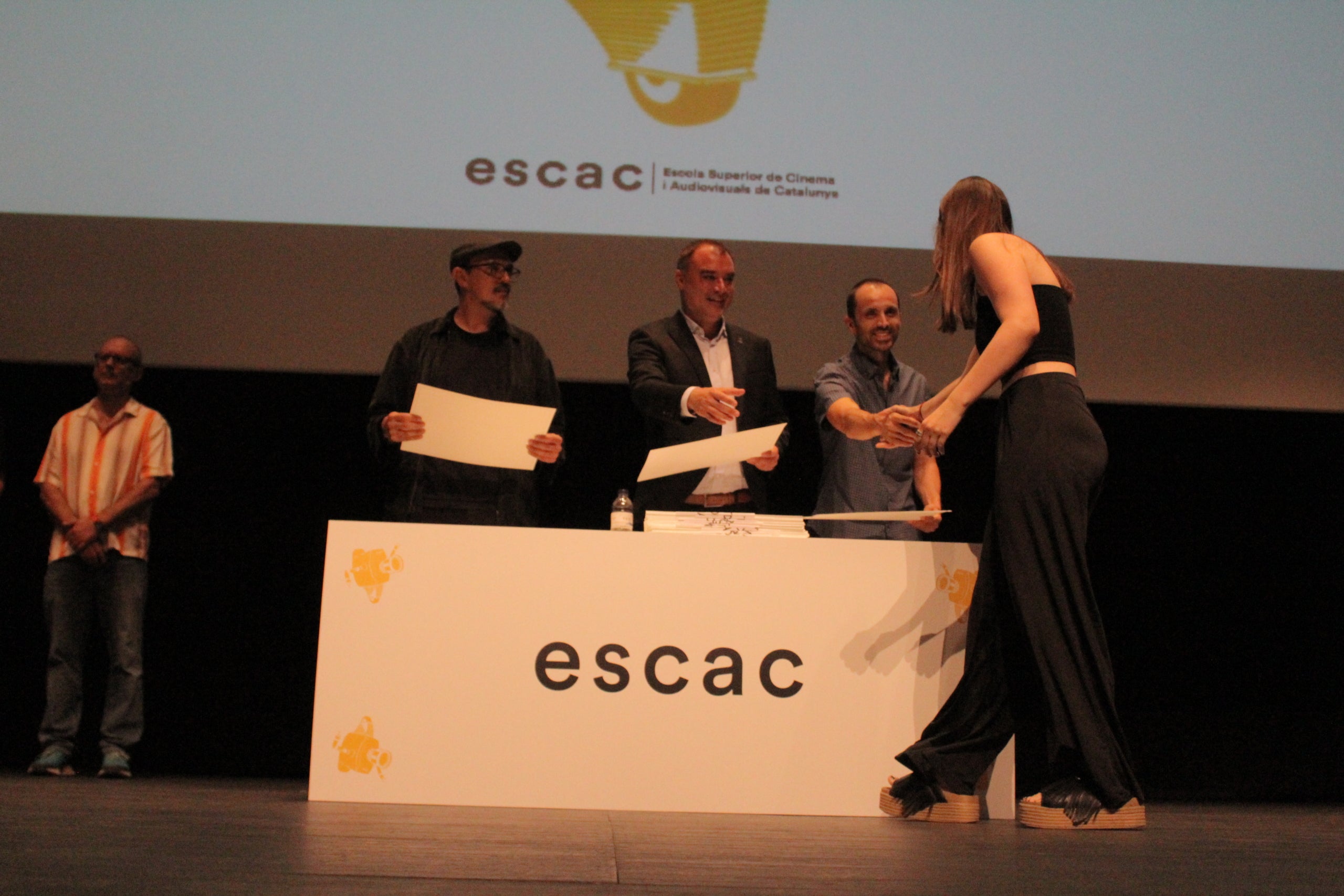 El Teatre Principal ha acollit l'acte de graduació de l'alumnat que finalitza els estudis de màster a l'ESCAC. L'acte va comptar amb la presència destacada de l'alcalde de Terrassa, Jordi Ballart, el cap d'estudis, Jaume Macià; el coordinador del màster; l'actor Christian Checa; i el padrí de la promoció, Juan Sebastián Vasquez | Lucía Rivera