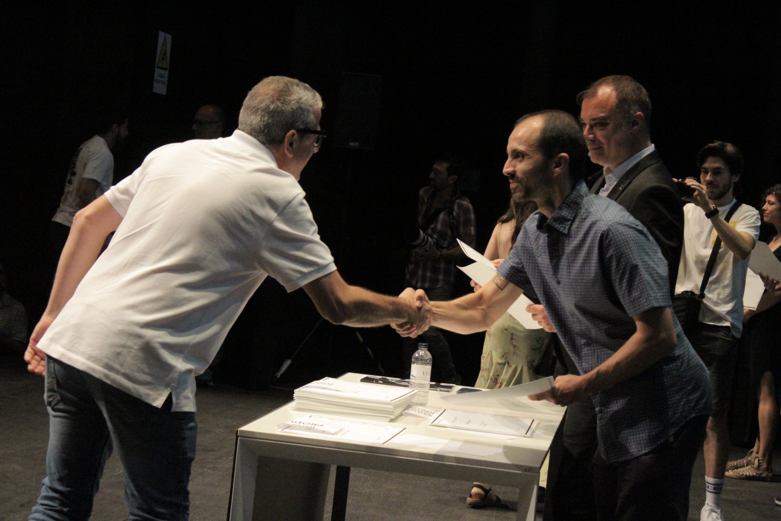 El Teatre Principal ha acollit l'acte de graduació de l'alumnat que finalitza els estudis de màster a l'ESCAC. L'acte va comptar amb la presència destacada de l'alcalde de Terrassa, Jordi Ballart, el cap d'estudis, Jaume Macià; el coordinador del màster; l'actor Christian Checa; i el padrí de la promoció, Juan Sebastián Vasquez | Lucía Rivera