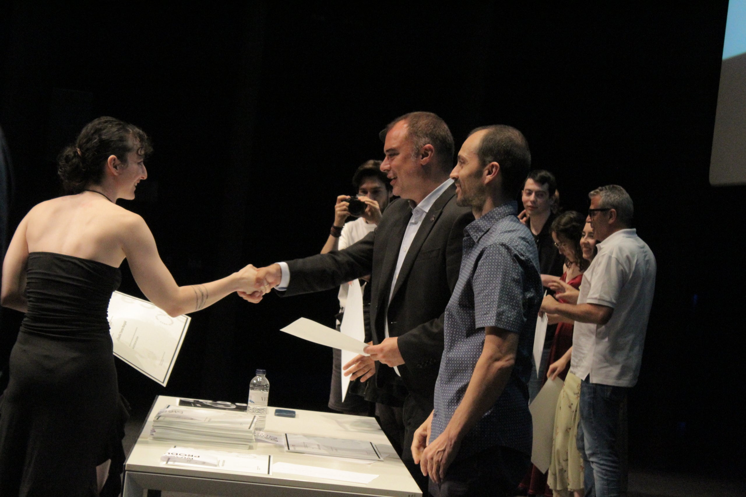El Teatre Principal ha acollit l'acte de graduació de l'alumnat que finalitza els estudis de màster a l'ESCAC. L'acte va comptar amb la presència destacada de l'alcalde de Terrassa, Jordi Ballart, el cap d'estudis, Jaume Macià; el coordinador del màster; l'actor Christian Checa; i el padrí de la promoció, Juan Sebastián Vasquez | Lucía Rivera