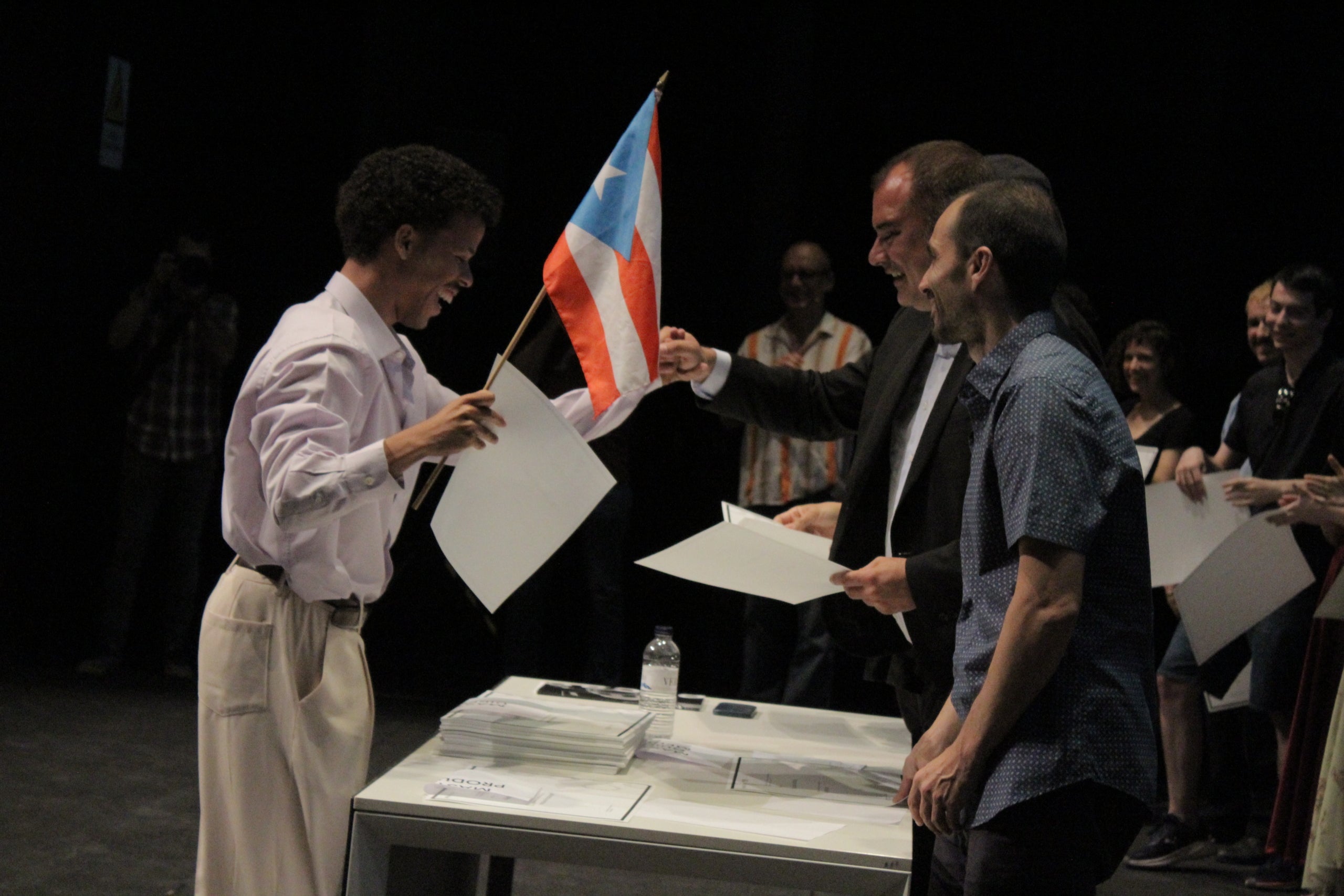 El Teatre Principal ha acollit l'acte de graduació de l'alumnat que finalitza els estudis de màster a l'ESCAC. L'acte va comptar amb la presència destacada de l'alcalde de Terrassa, Jordi Ballart, el cap d'estudis, Jaume Macià; el coordinador del màster; l'actor Christian Checa; i el padrí de la promoció, Juan Sebastián Vasquez | Lucía Rivera