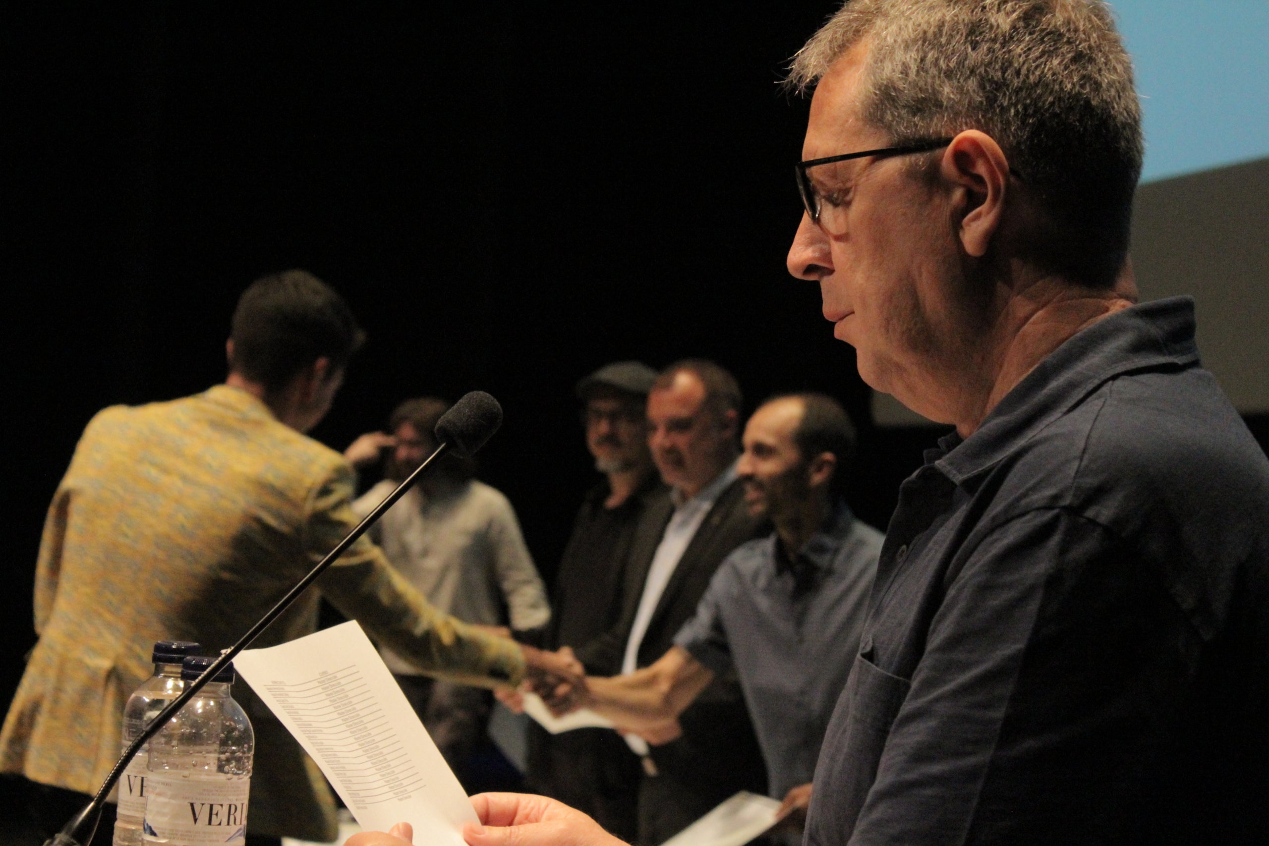 El Teatre Principal ha acollit l'acte de graduació de l'alumnat que finalitza els estudis de màster a l'ESCAC. L'acte va comptar amb la presència destacada de l'alcalde de Terrassa, Jordi Ballart, el cap d'estudis, Jaume Macià; el coordinador del màster; l'actor Christian Checa; i el padrí de la promoció, Juan Sebastián Vasquez | Lucía Rivera