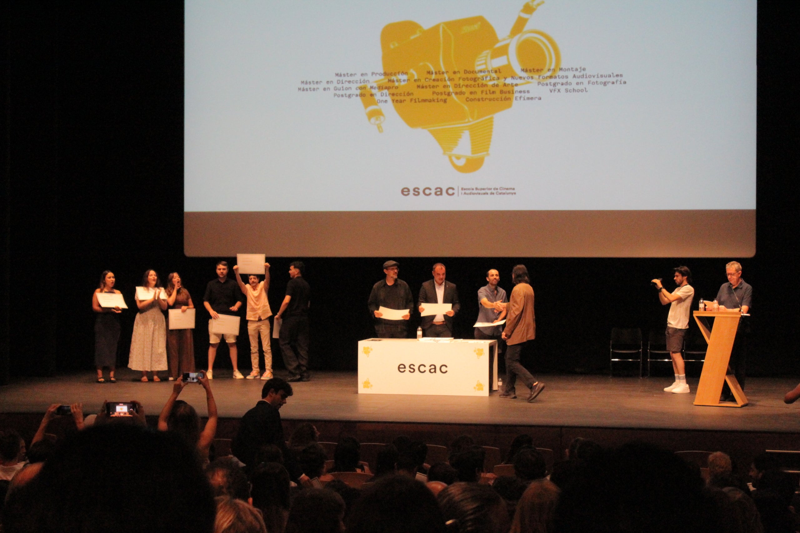 El Teatre Principal ha acollit l'acte de graduació de l'alumnat que finalitza els estudis de màster a l'ESCAC. L'acte va comptar amb la presència destacada de l'alcalde de Terrassa, Jordi Ballart, el cap d'estudis, Jaume Macià; el coordinador del màster; l'actor Christian Checa; i el padrí de la promoció, Juan Sebastián Vasquez | Lucía Rivera