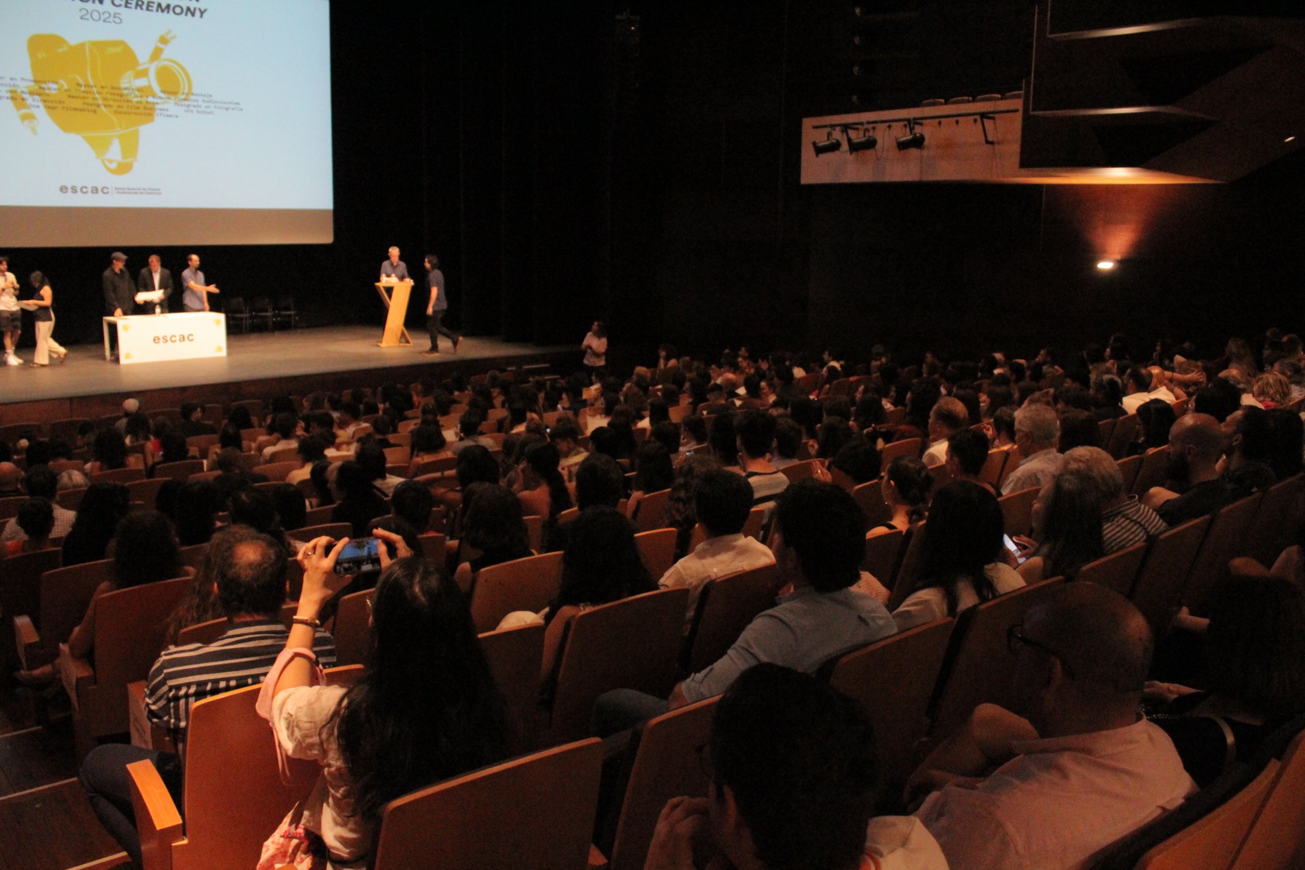 El Teatre Principal ha acollit l'acte de graduació de l'alumnat que finalitza els estudis de màster a l'ESCAC. L'acte va comptar amb la presència destacada de l'alcalde de Terrassa, Jordi Ballart, el cap d'estudis, Jaume Macià; el coordinador del màster; l'actor Christian Checa; i el padrí de la promoció, Juan Sebastián Vasquez | Lucía Rivera