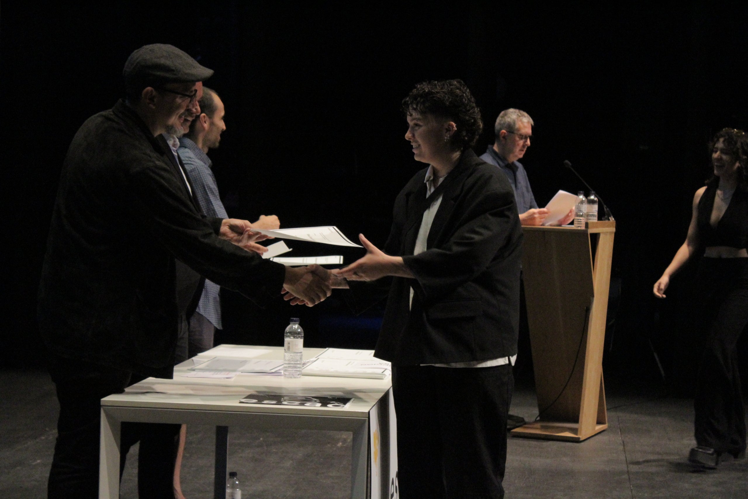 El Teatre Principal ha acollit l'acte de graduació de l'alumnat que finalitza els estudis de màster a l'ESCAC. L'acte va comptar amb la presència destacada de l'alcalde de Terrassa, Jordi Ballart, el cap d'estudis, Jaume Macià; el coordinador del màster; l'actor Christian Checa; i el padrí de la promoció, Juan Sebastián Vasquez | Lucía Rivera